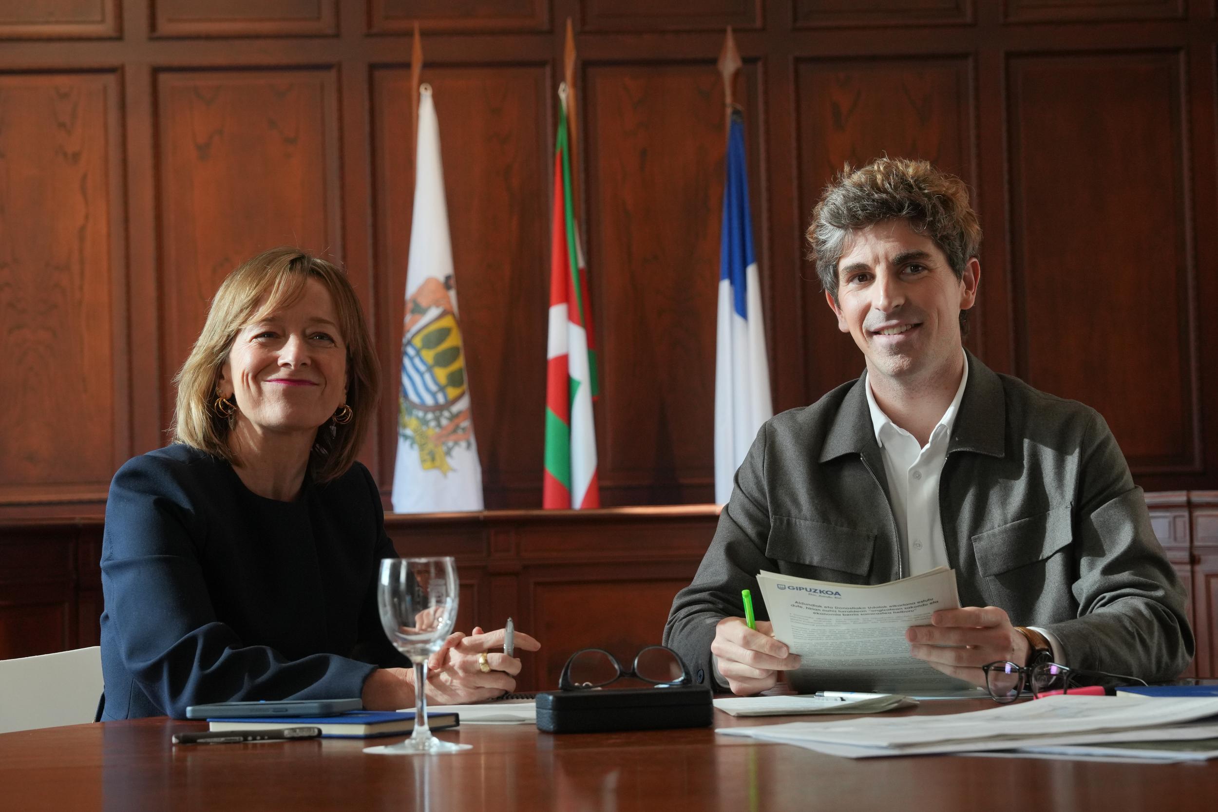 Eider Mendoza eta Jon Insausti, atzo, Donostian. GIPUZKOAKO FORU ALDUNDIA