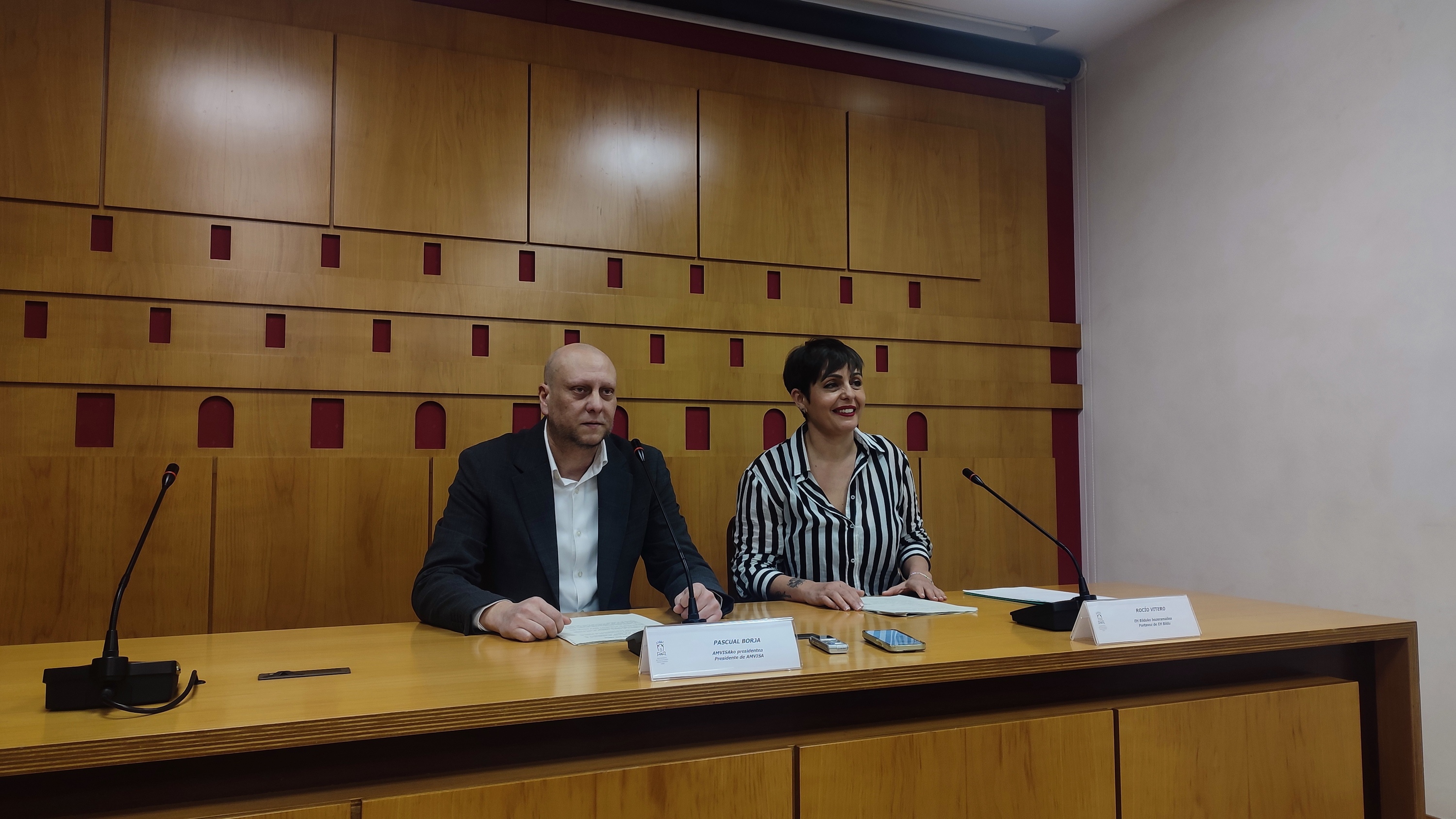Amvisako lehendakari Pascual Borja eta Gasteizko Udaleko EH Bilduko bozeramaile Rocio Vitero gaur goizean udaletxean egindako agerraldian. BERRIA