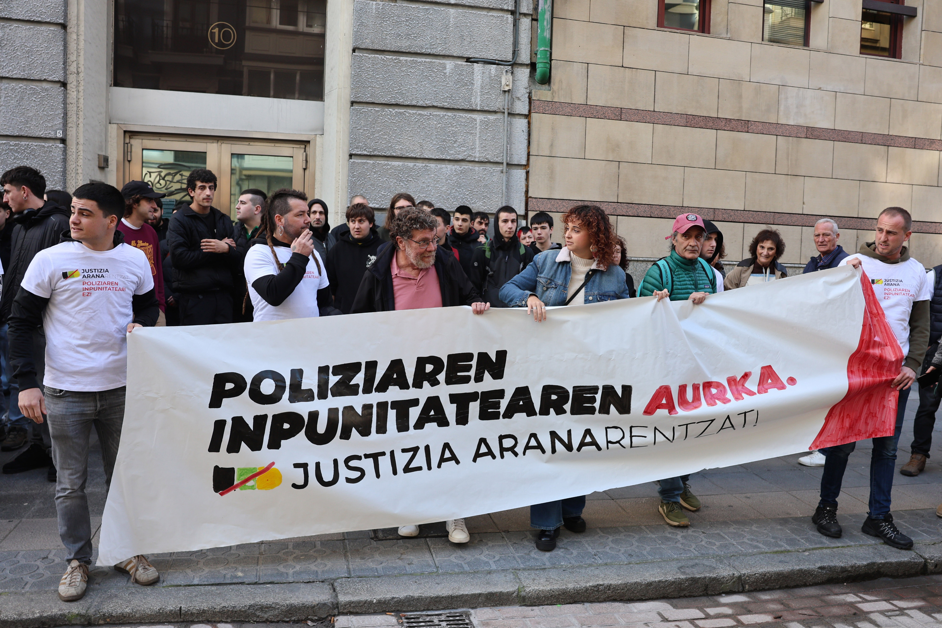 Iker Aranaren auzian ertzainak deklaratu zuteneko protesta, Bilbon. OSKAR MATXIN EDESA / FOKU