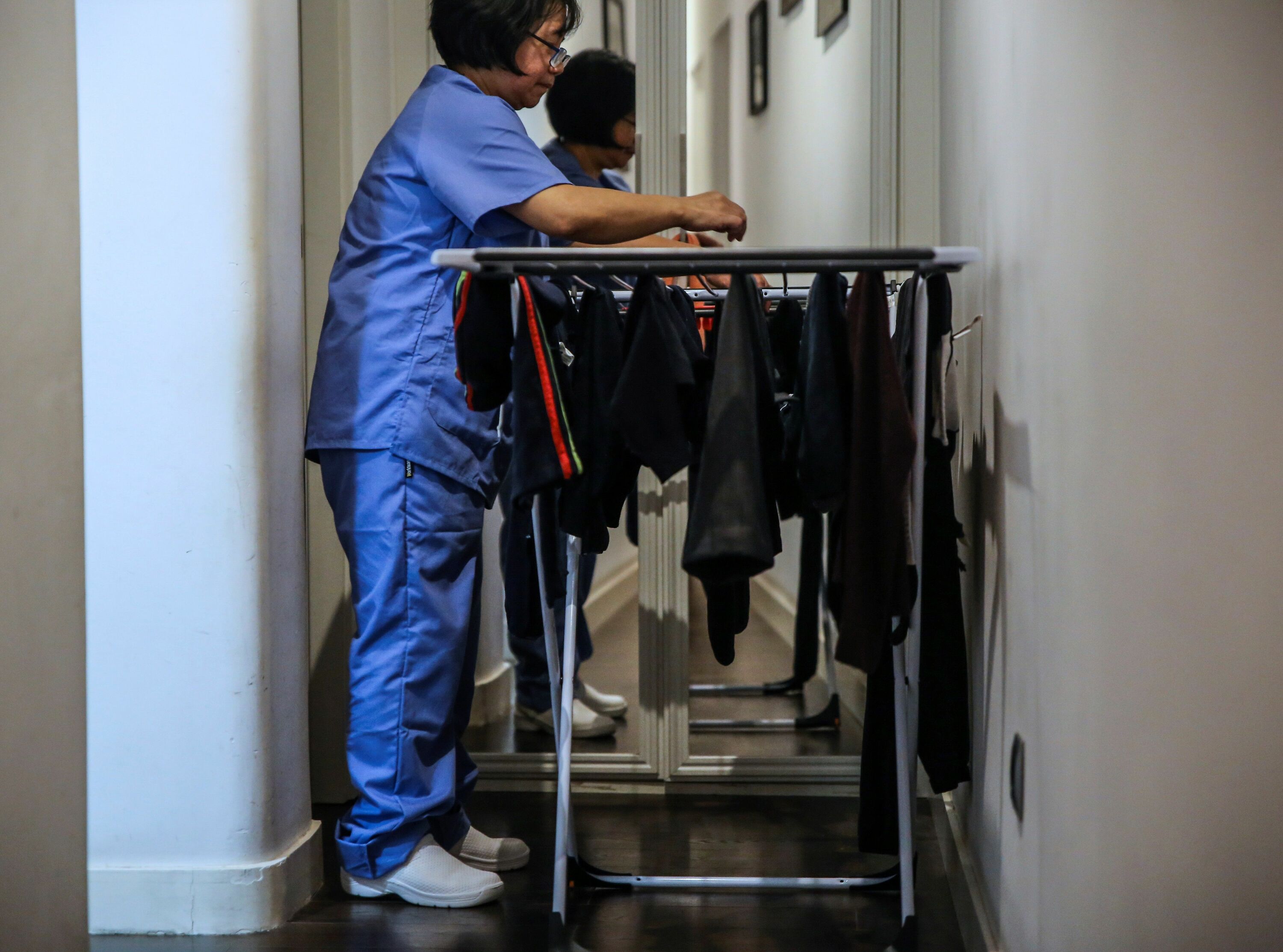 Etxeko langile bat, arropa eskegitzen. DANI CABALLO / EFE