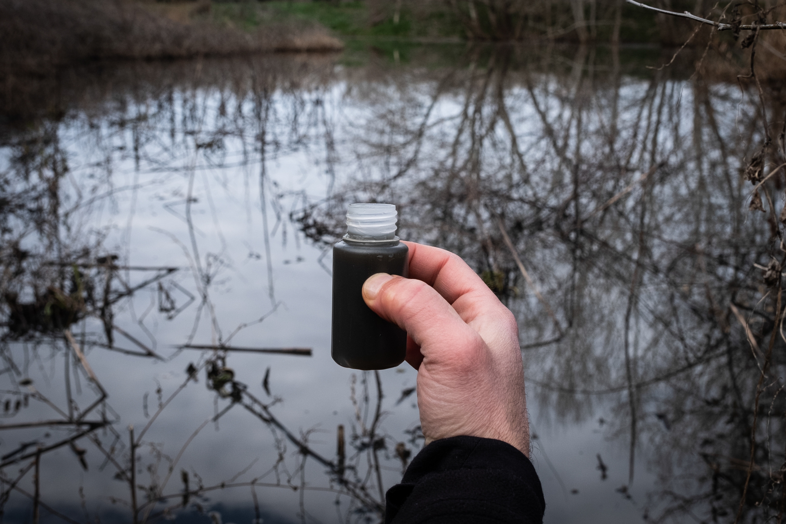 Greenpeaceko kide bat nitratoen kutsadura aztertzeko ur lagin bat hartzen, Larragan, 2023ko urrian. PEDRO ARMESTRE / GREENPEACE