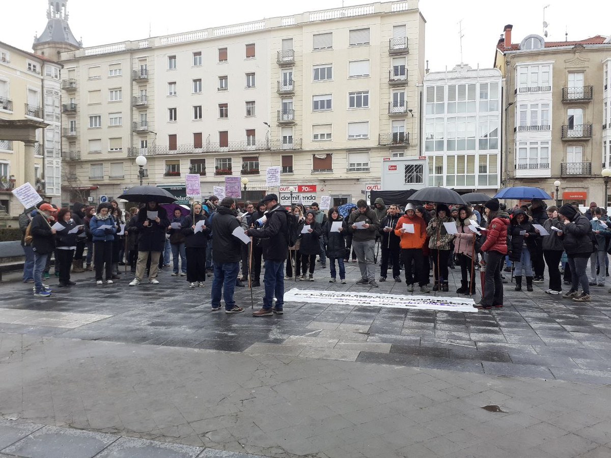 Esku hartze sozialeko langileen lehen greba eguneko agerraldia, Arabako Foru Aldundiaren atarian. ELA