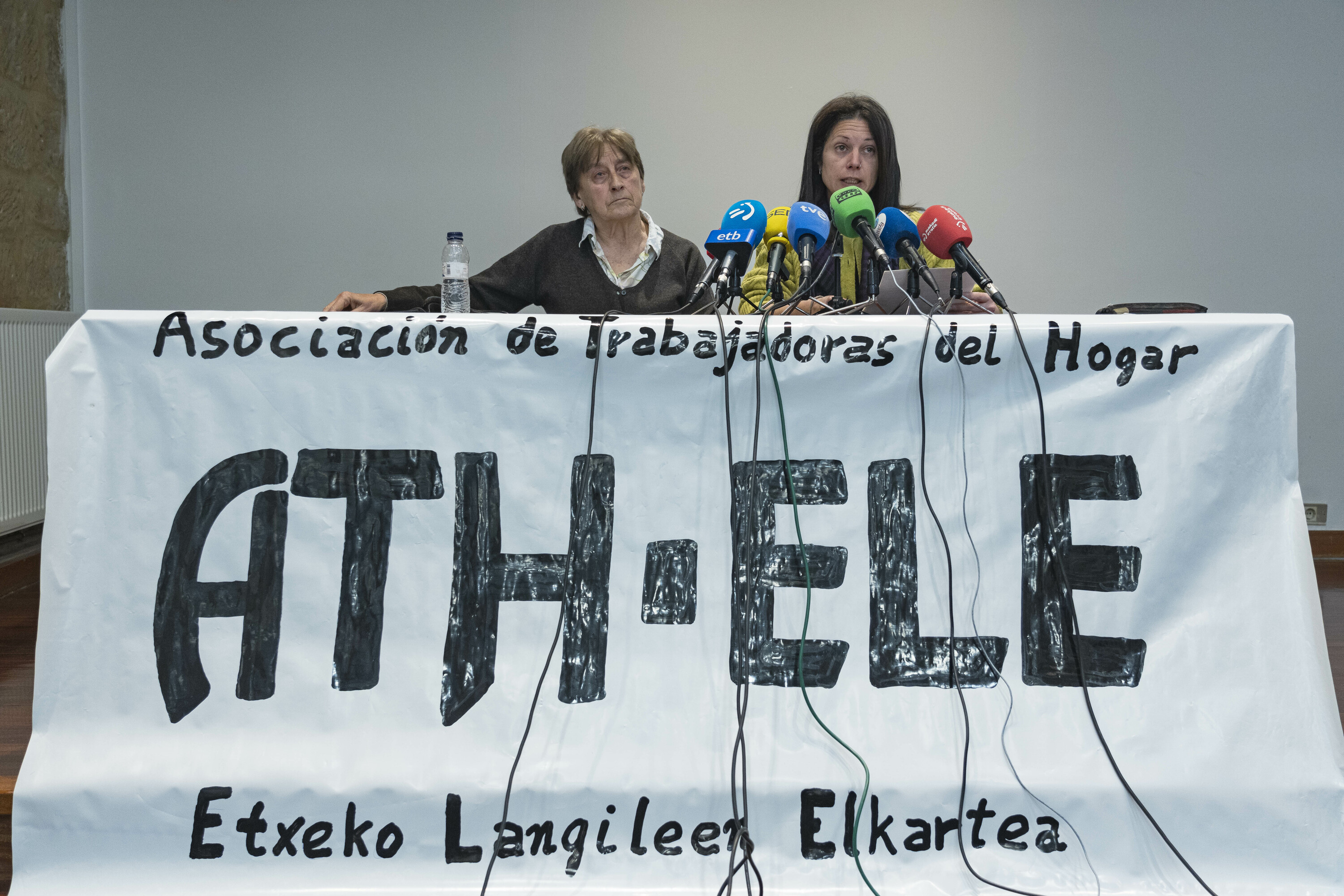 Isabel Otxoa eta Sarai Arce ELE Etxeko Langileen Elkarteko kideak, Bilbon gaur egindako agerraldian . ARITZ LOIOLA / FOKU