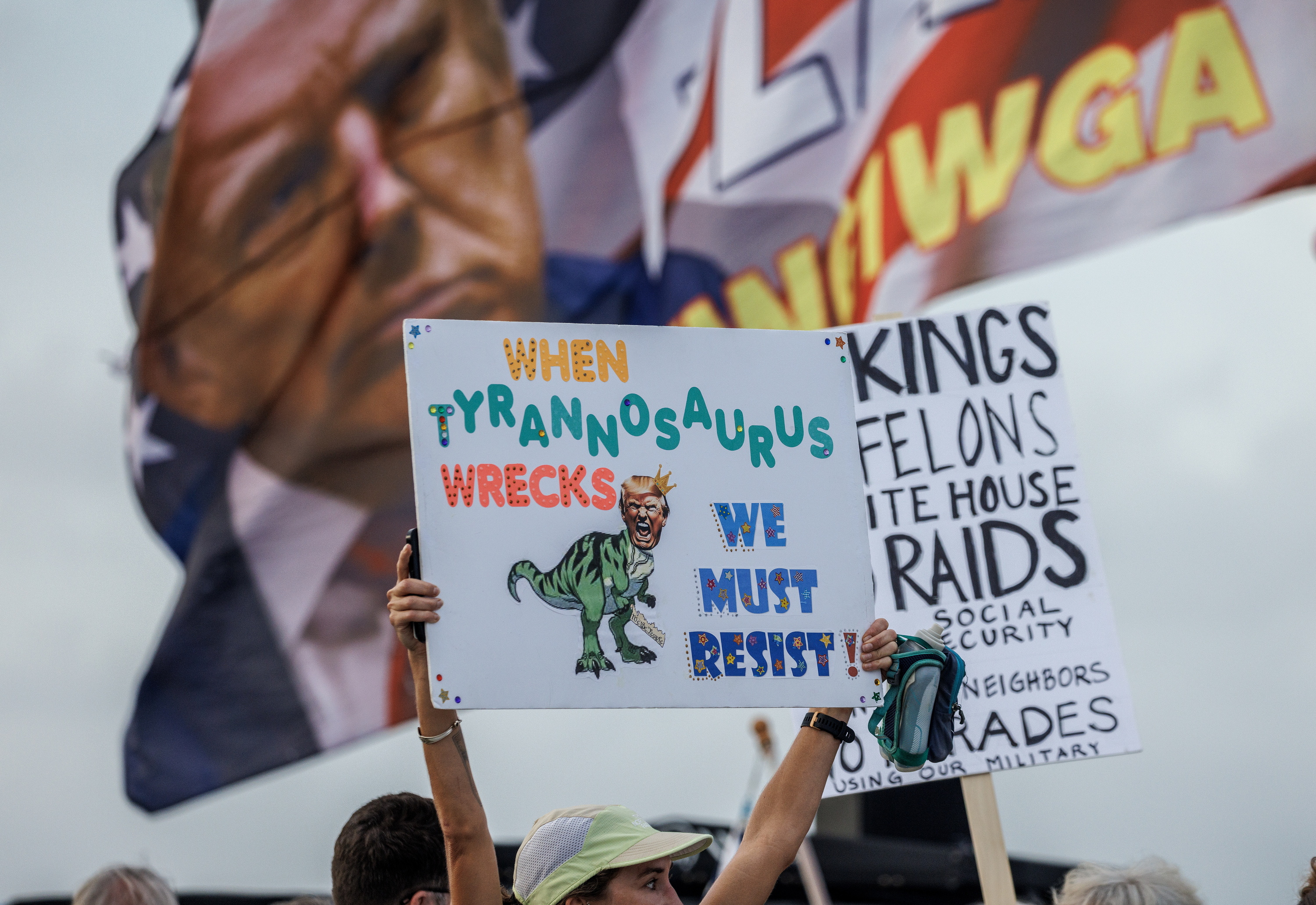 Donald Trumpen bigarren agintaldiko politiken kontrako protesta bat iazko uztailean, Palm Beachen. CRISTOBAL HERRERA-ULAXKEVITX / EFE