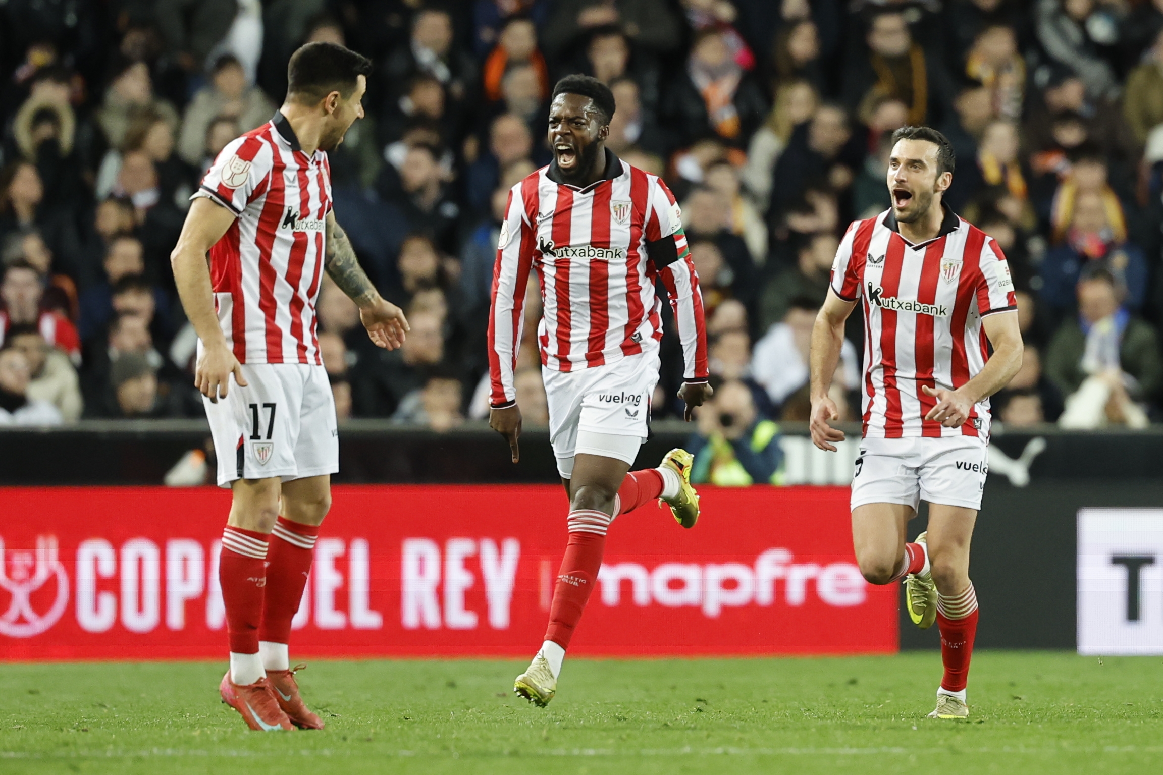 Athleticeko jokalariak Iñaki Williamsek Valentziari sartutako gol erabakigarria ospatzen, Espainiako Kopako final-laurdenetan. ANA ESCOBAR / EFE