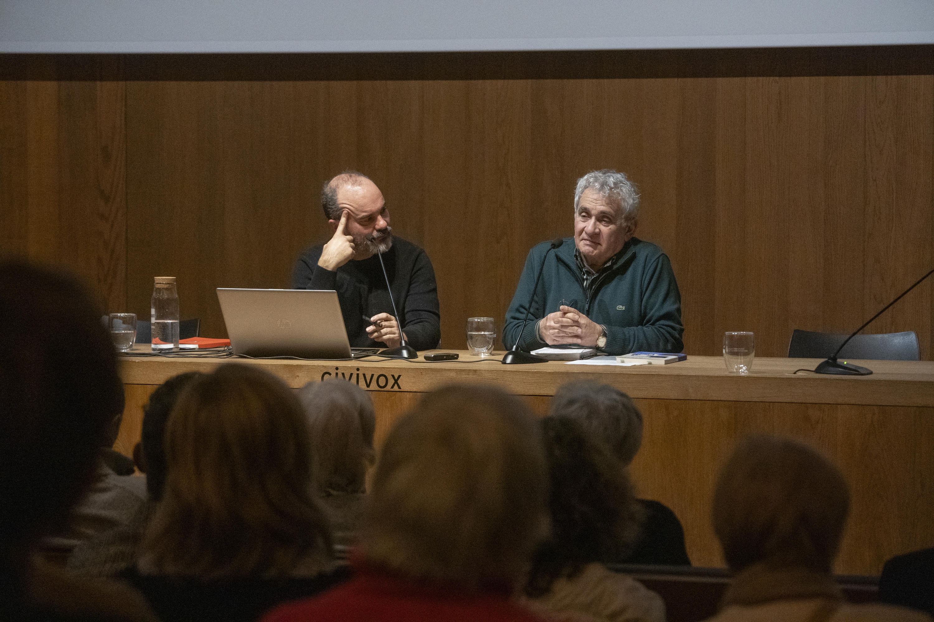 Oskar Alegria eta Bernardo Atxaga, atzo iluntzean, Kondestablearen jauregian. IÑIGO URIZ / FOKU