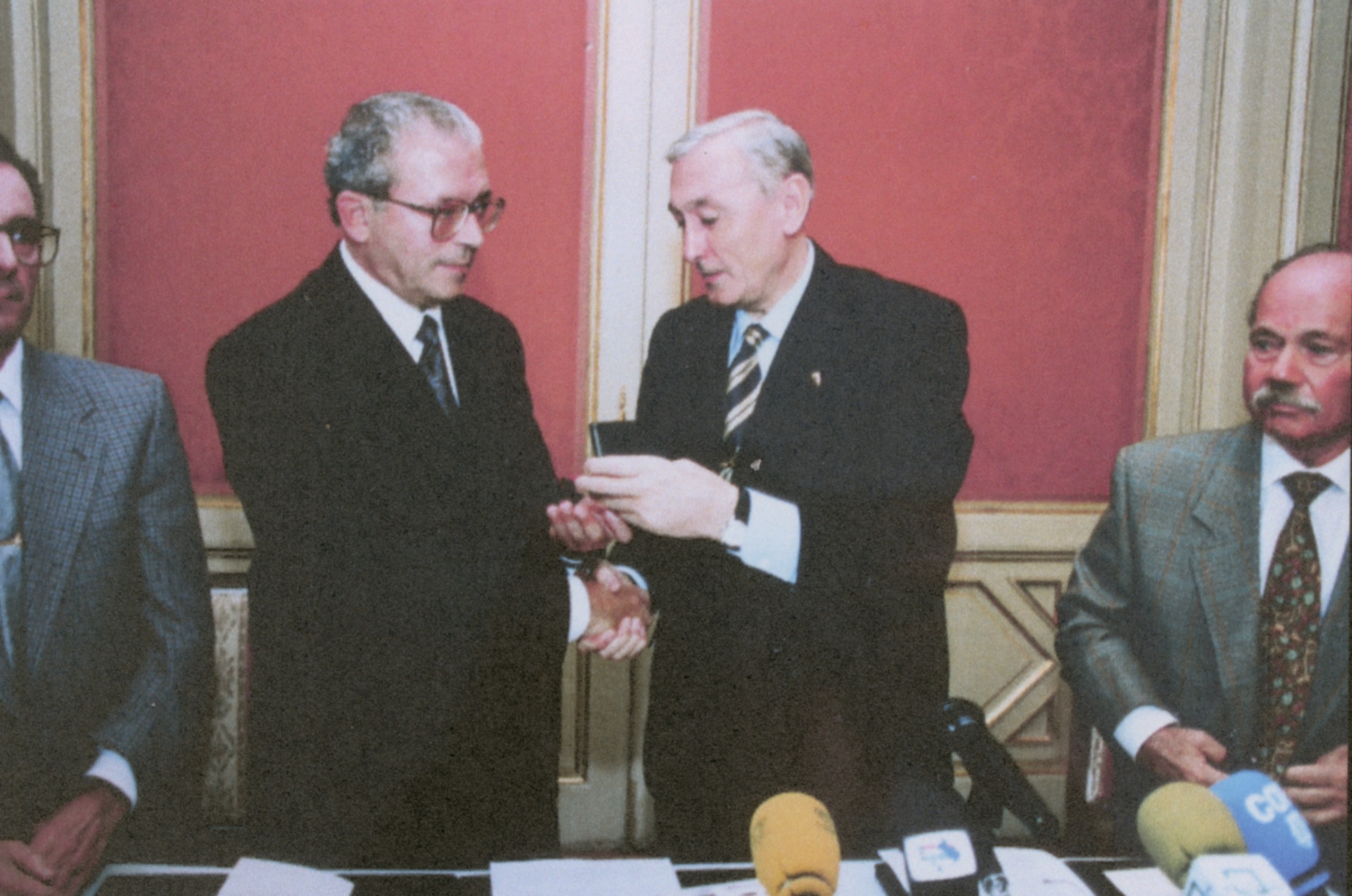 Urrezko domina Pamplonesa bandari. Alfredo Jaime (eskuinean), Pamplonesa musika bandako zuzendariari Urrezko domina ematen.