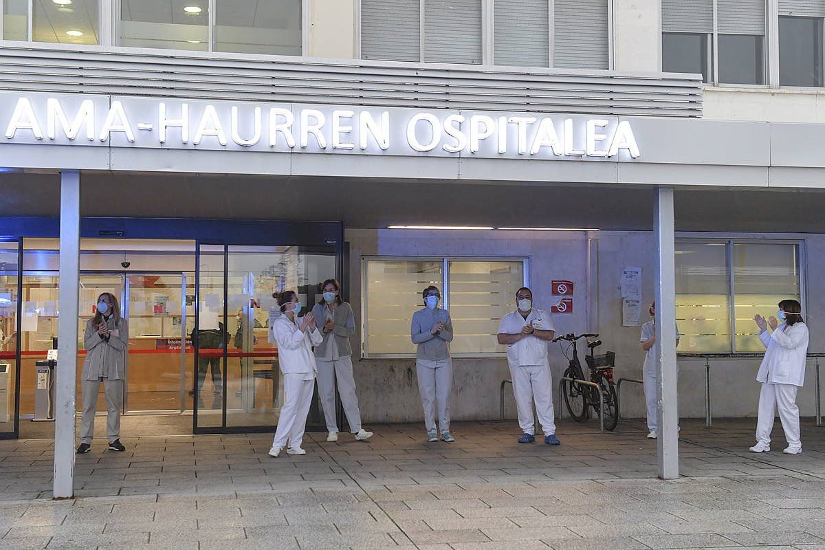 Nafarroako erietxeko langileak, txalo jotzen, iragan asteazkenean. IDOIA ZABALETA / FOKU