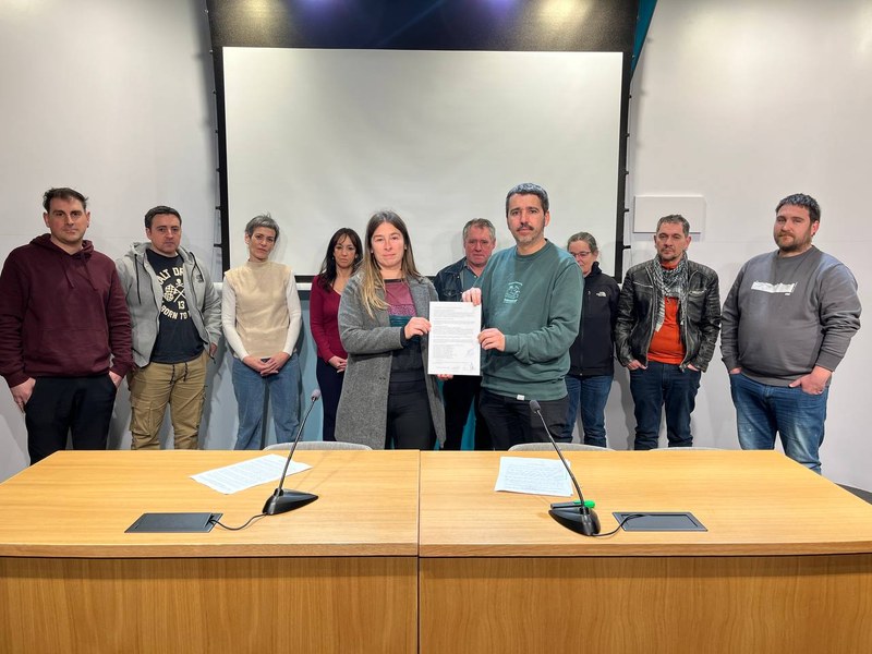 ELA eta LAB sindikatuetako ordezkariak, greba deialdia aurkezten, gaur goizean, Bilbon. BERRIA