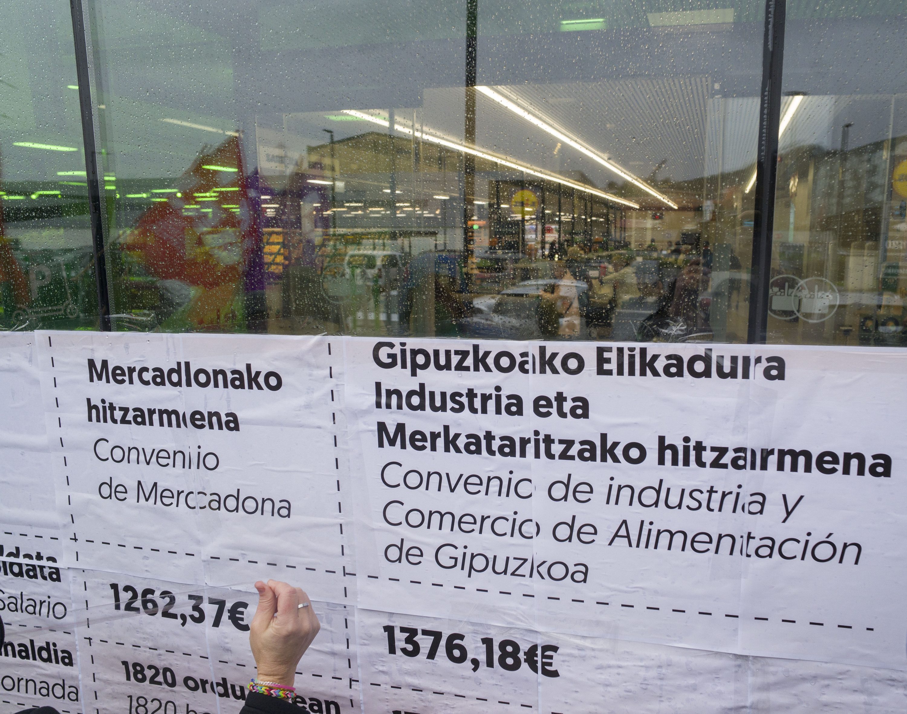 Hernaniko Mercadona saltokian LABeko kideek gaur jarritako afixa. JON URBE / FOKU