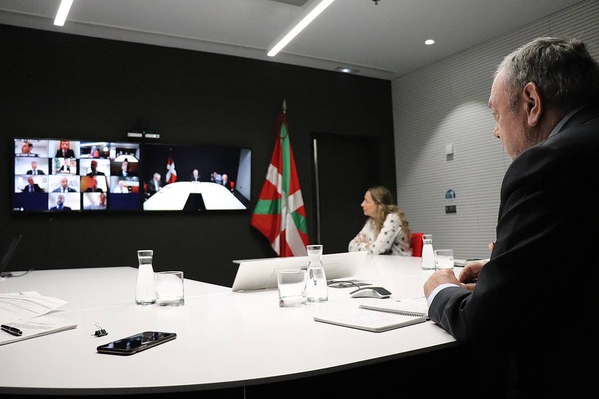 Pedro Azpiazu Ogasun eta Ekonomia sailburua, finantzat entitateetako arduradunekin izandako bilera telematikoan. IREKIA