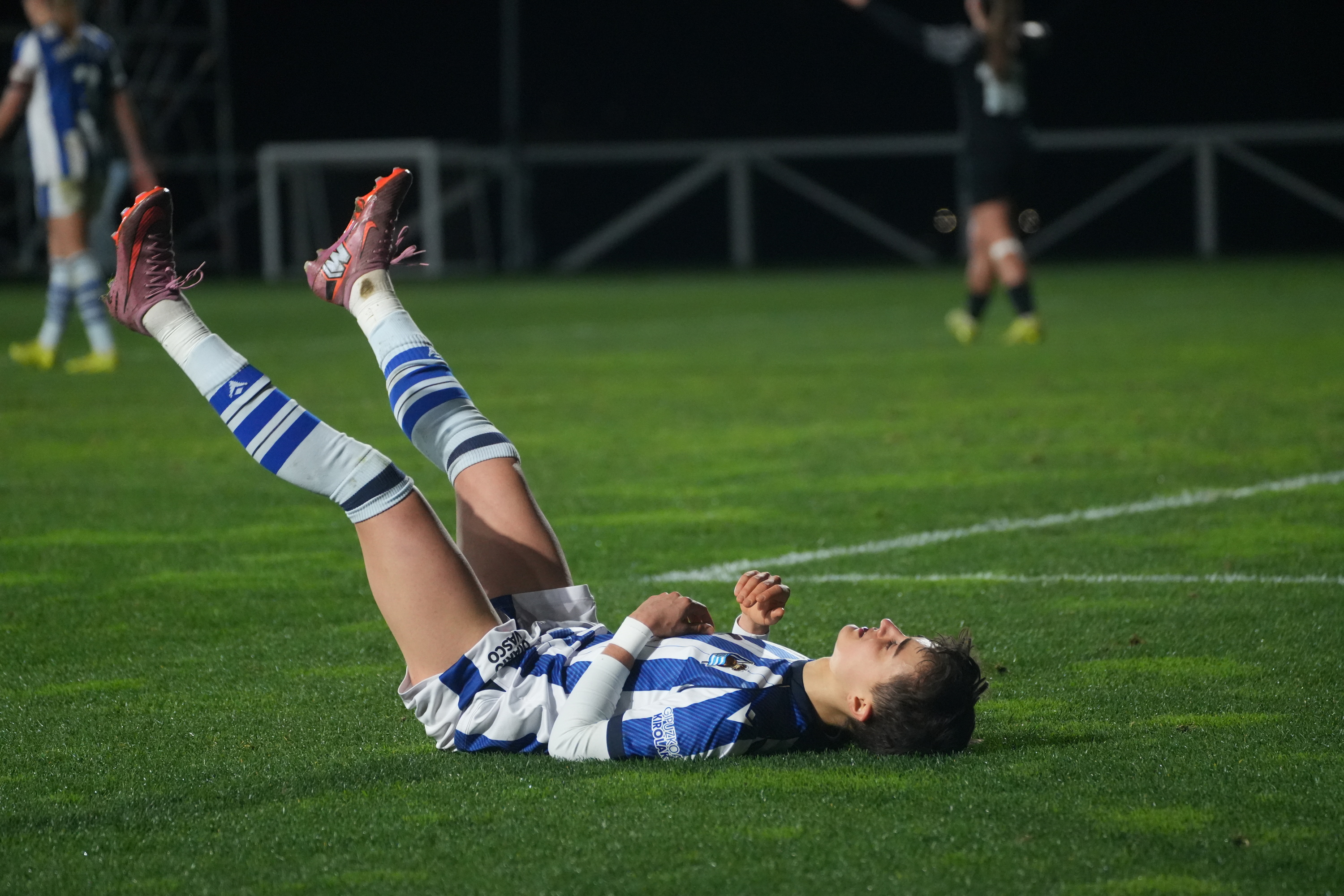 Lucia Pardo zelaian etzanda, Badalonaren aurkako Kopako partidan. JON URBE / FOKU