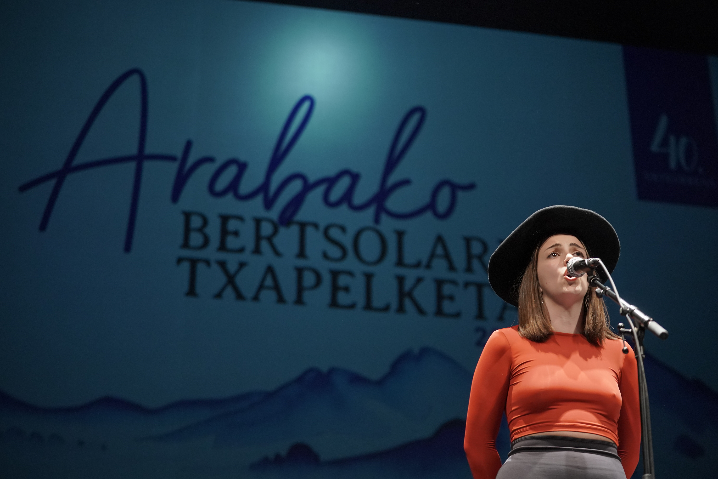 Aroa Arrizubieta, txapela buruan, aurreko urteko finaleko amaierako agurra kantatzen. ENDIKA PORTILLO / FOKU