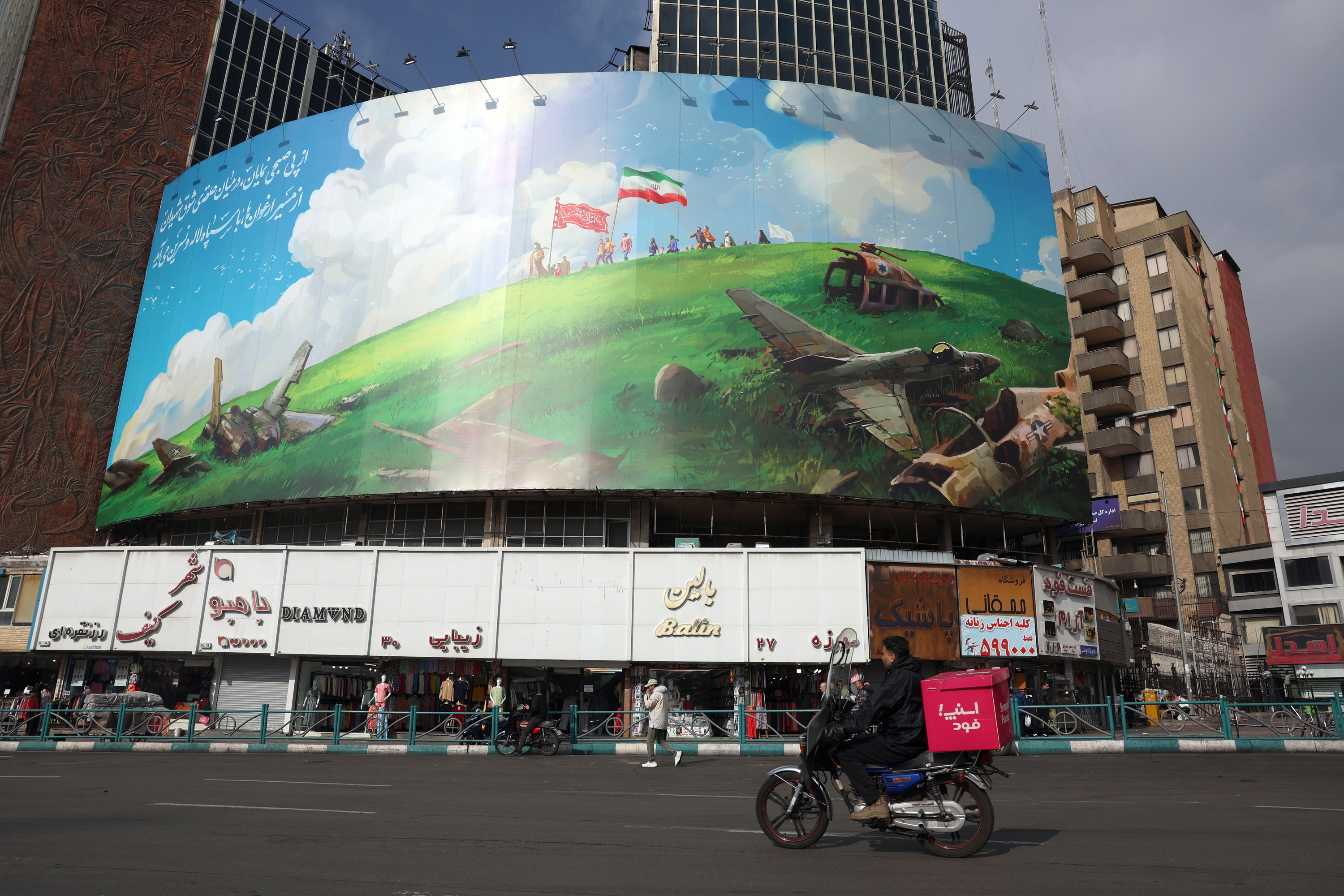 AEBen mehatxu militarren kontrako murala, atzo, Teheranen. ABEDIN TAHERKENAREH / EFE