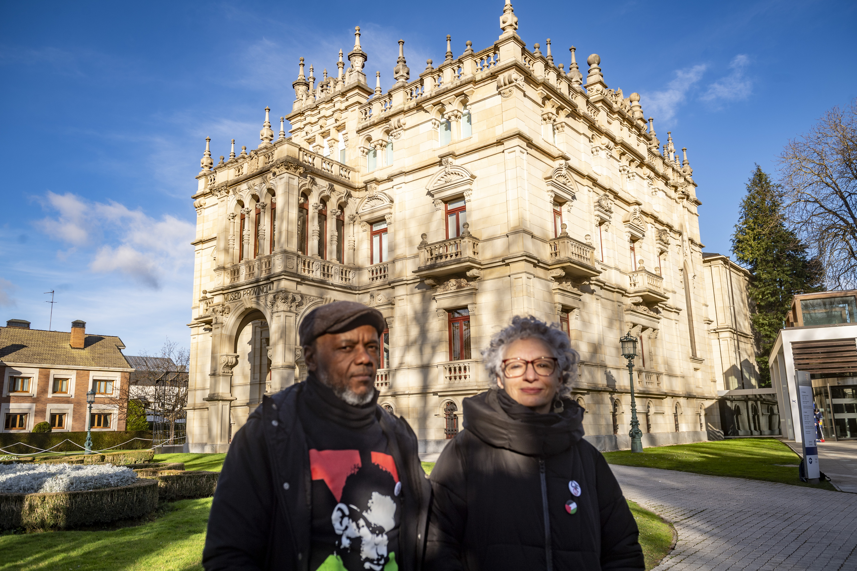 Contrapunto kolektibo antirrazistako kideak, Augustin-Zulueta jauregiaren aurrean. JAIZKI FONTANEDA / FOKU