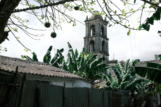 Esklabuak lanera deitzen zituen kanpandorrea, Kuban geratzen den mota horretako azkena, Alava azukre lantegian. IRATI ANTIA