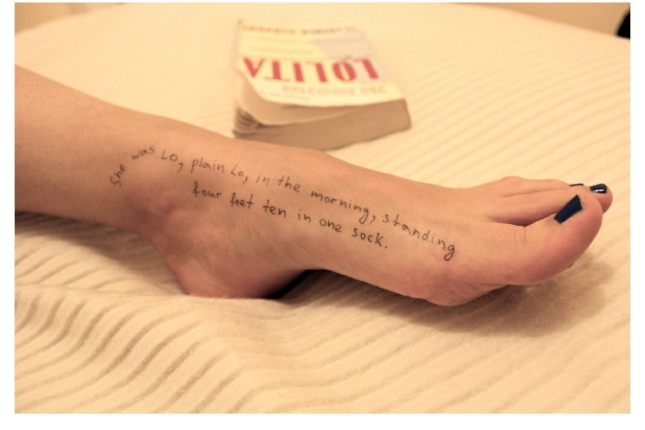 Emakume baten oina, 'Lolita' nobelako esaldi bat bertan idatzita duela, dokumentuetatik ateratakoa. EFE