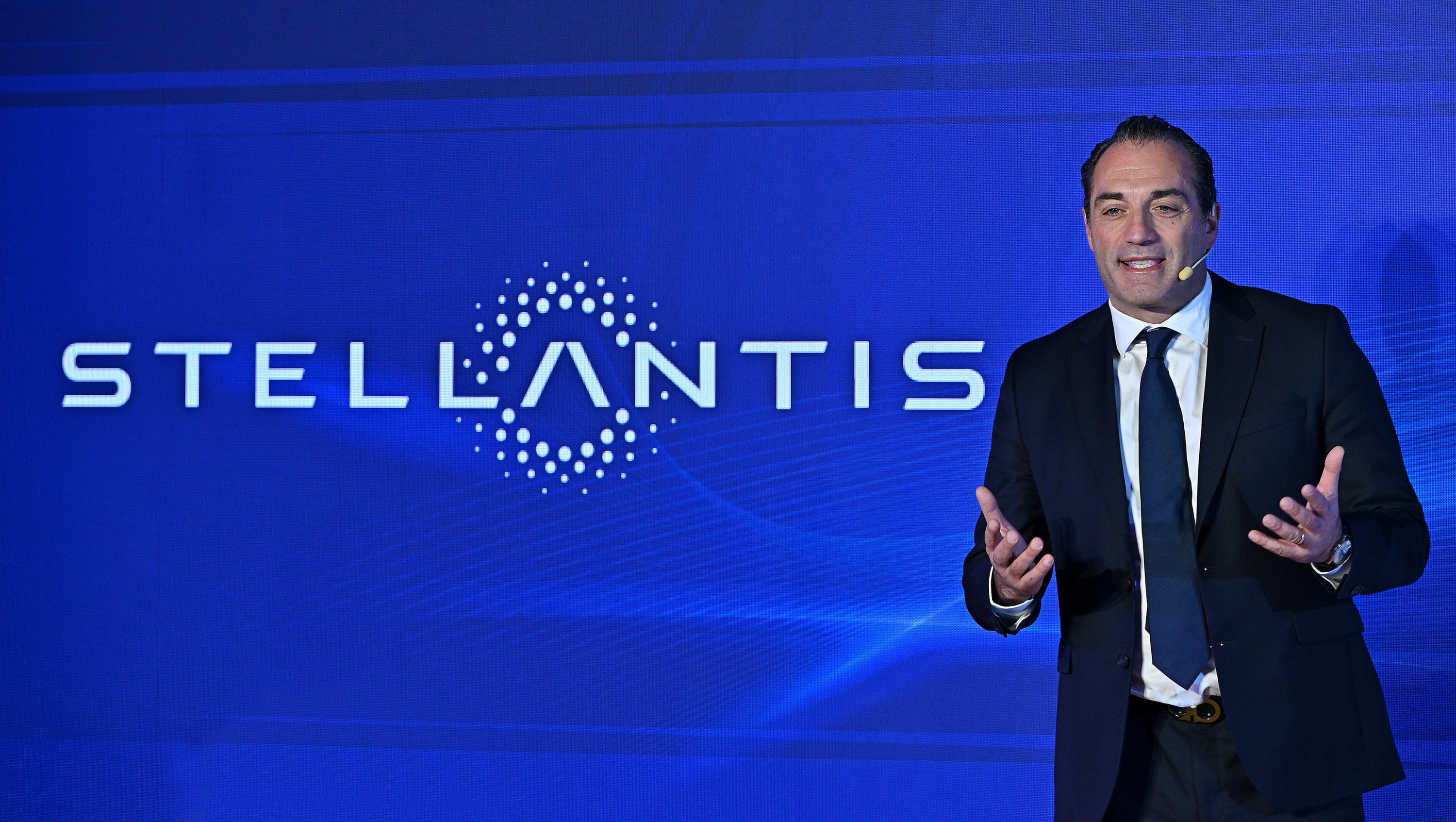 Antonio Filosa Stellantis autogileko burua, Fiat 500 hibridoaren aurkezpenean. ALESSANDRO DI MARCO / EFE