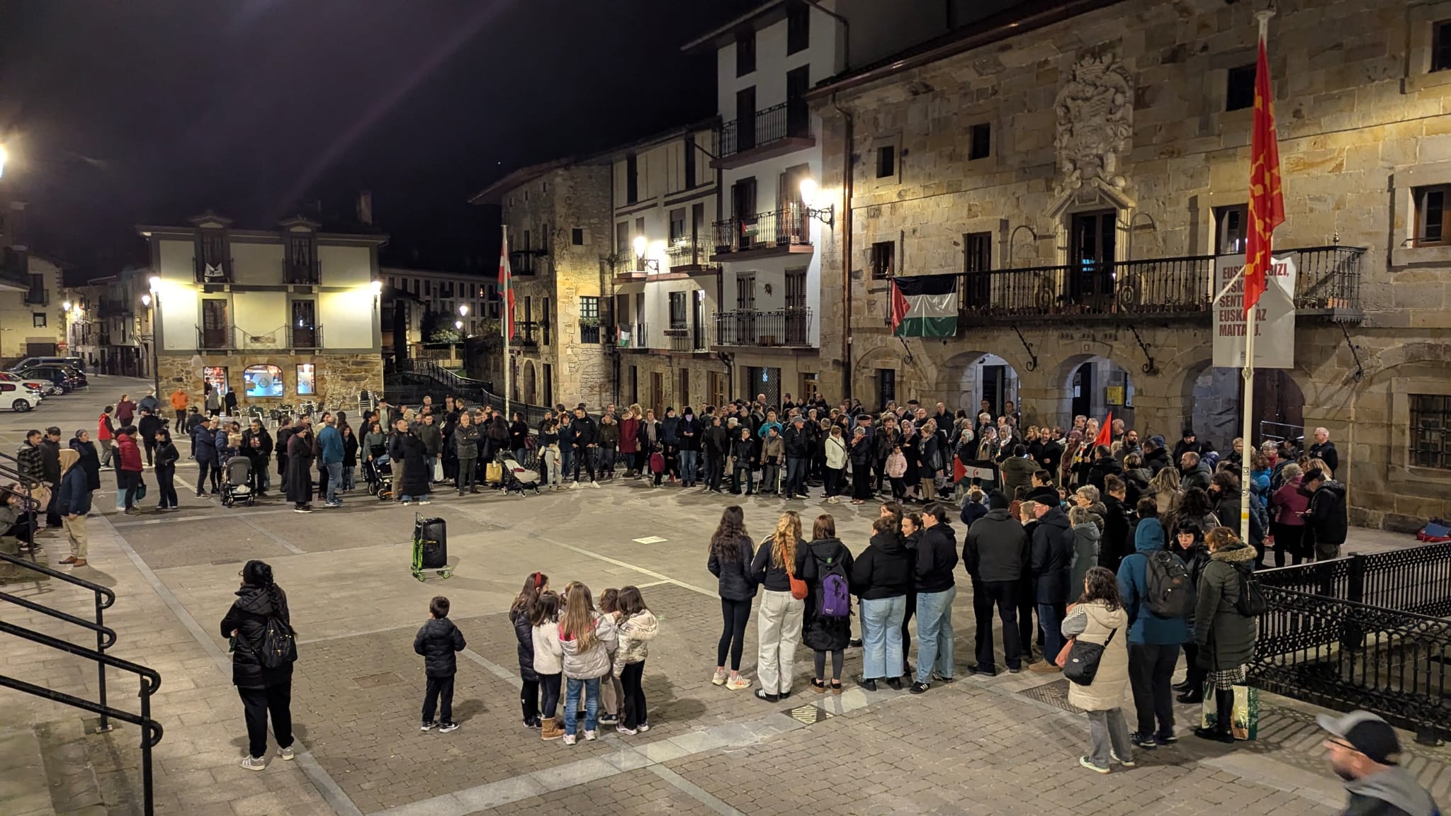 Gaur Antzuolako herriko plazan egin duten elkarretaratzea. BERRIA
