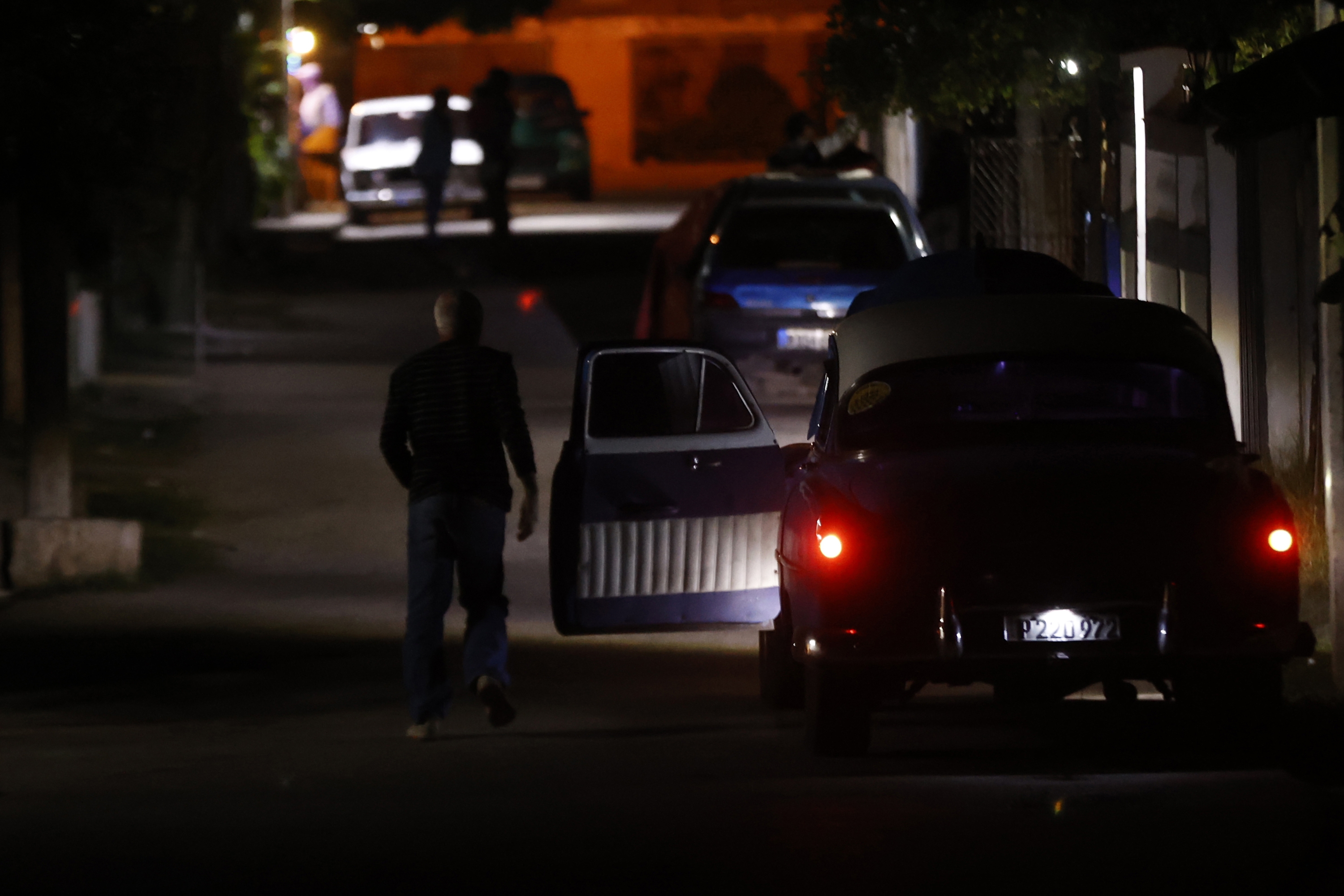 Pertsona bat auto baten ondoan kale ilun batean, Habanan, urtarrilaren 29an. ERNESTO MASTRASCUSA / EFE