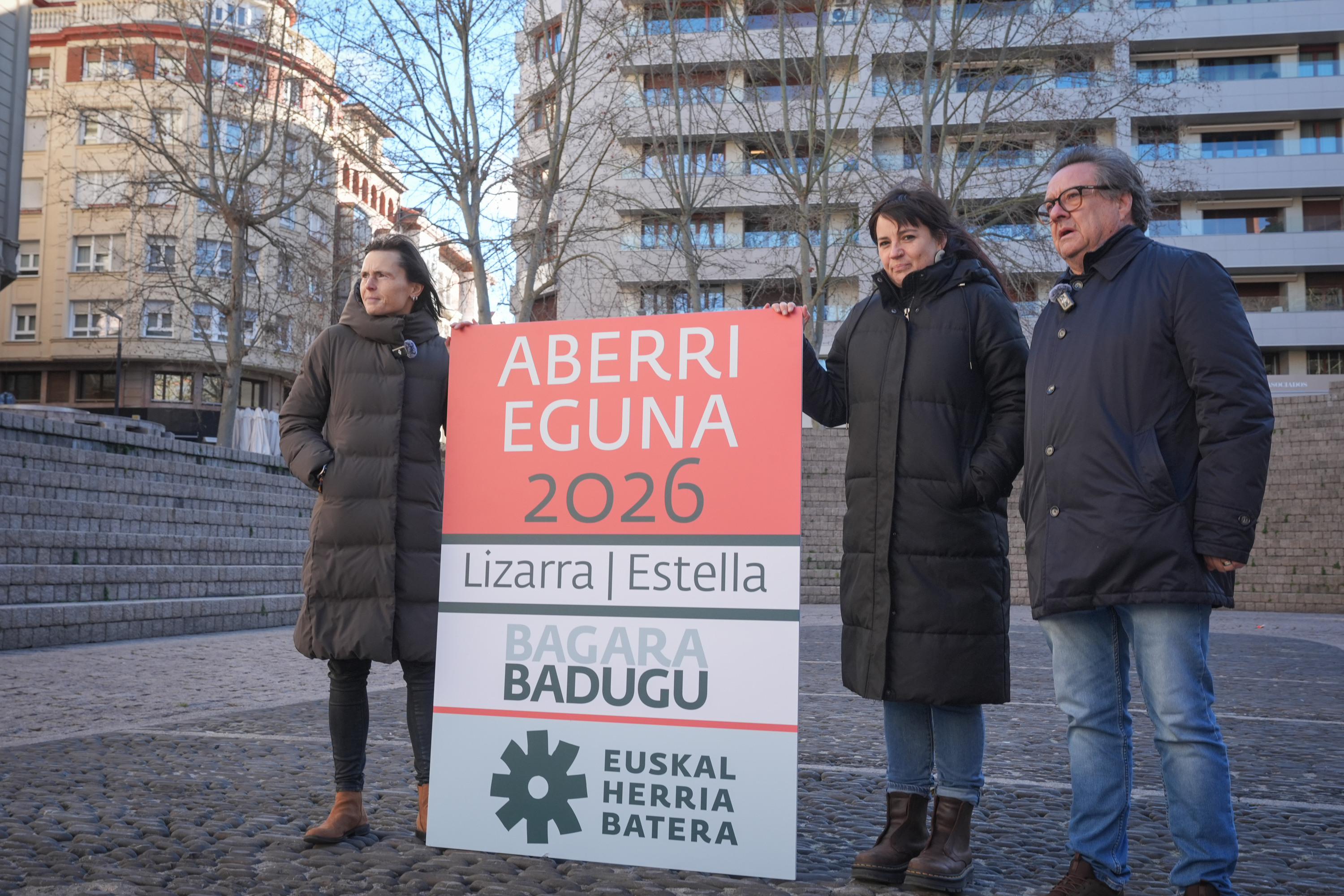 Mireia Epelde, Ekhine Atorrasagasti eta Carlos Etchepare Euskal Herria Batera-ko kideek Gasteizko Foruen plazan egin dute agerraldia. ENDIKA PORTILLO / FOKU