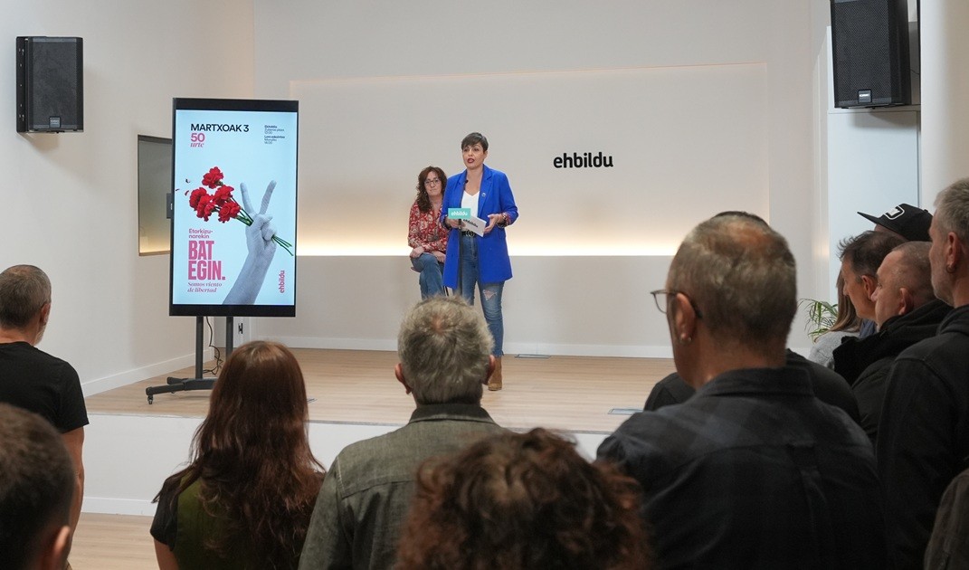 Rocio Viterok eta Eva Lopez de Arroaibek aurkeztu dute EH Bilduren egitaraua Martxoaren 3ko urteurrenerako. EH BILDU