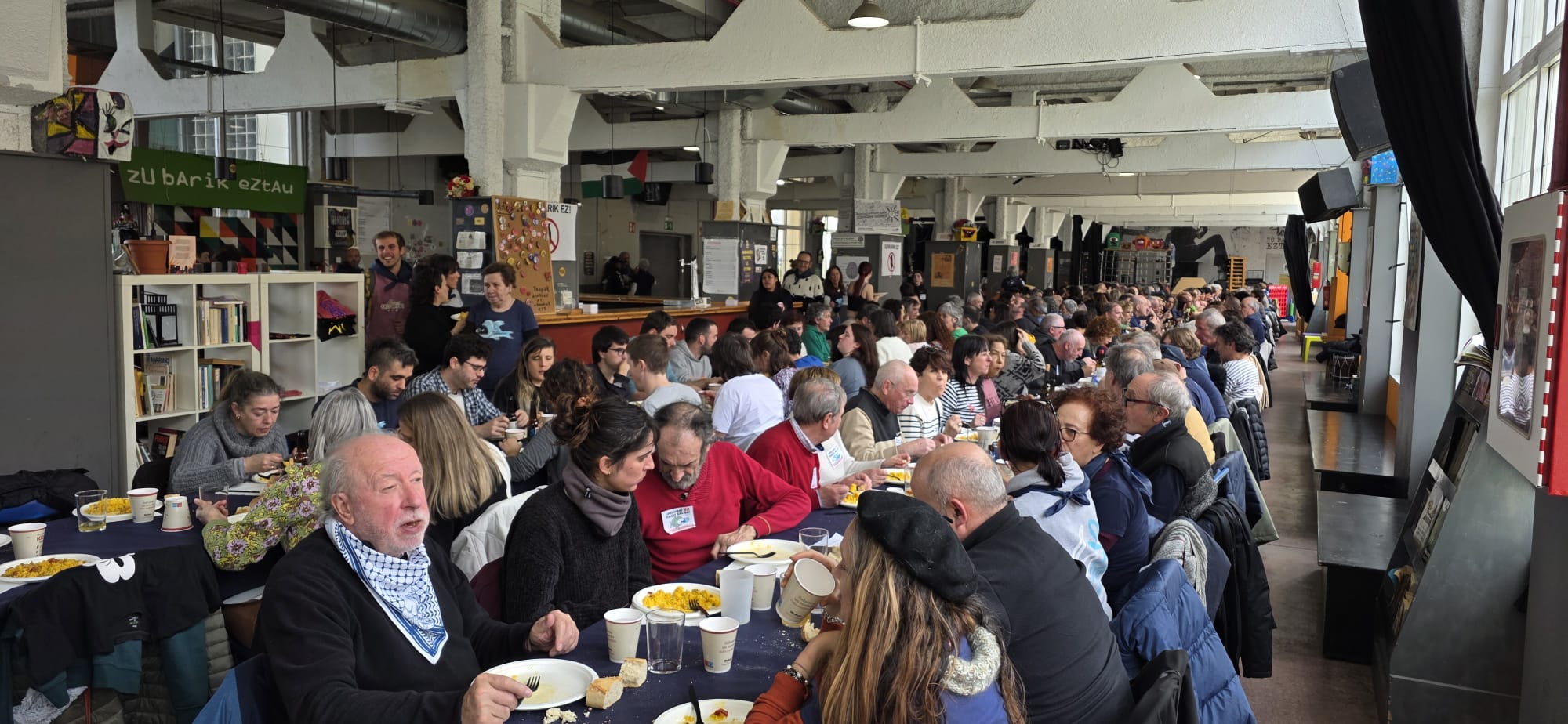 Guggenheim Urdaibai Stop plataformak antolatutako herri bazkaria, Gernika-Lumon. GUGGENHEIM URDAIBAI STOP