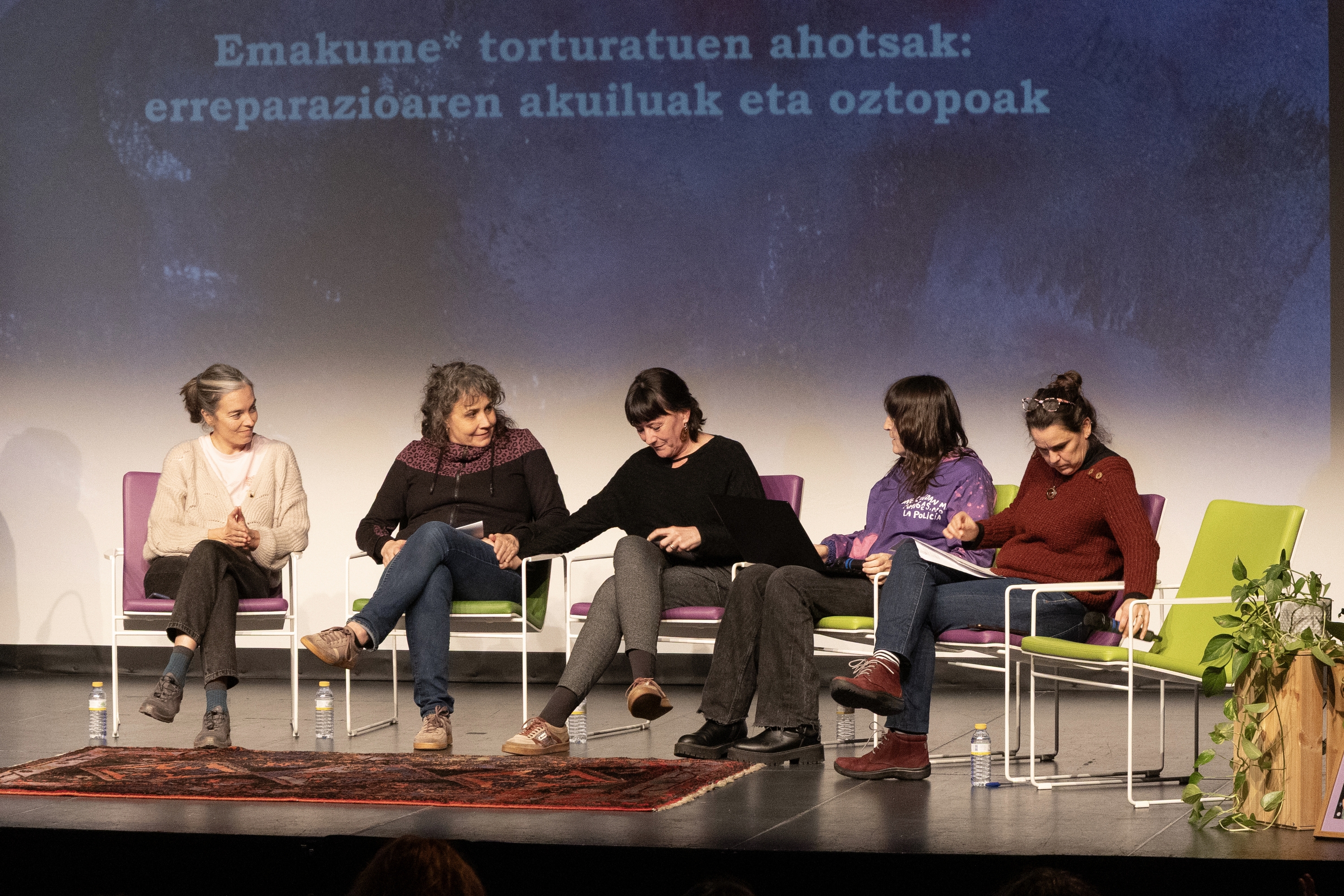 Tortura jasandako bost emakumeak, Emaginek antolatutako jardunaldian. MAIALEN ANDRES / FOKU