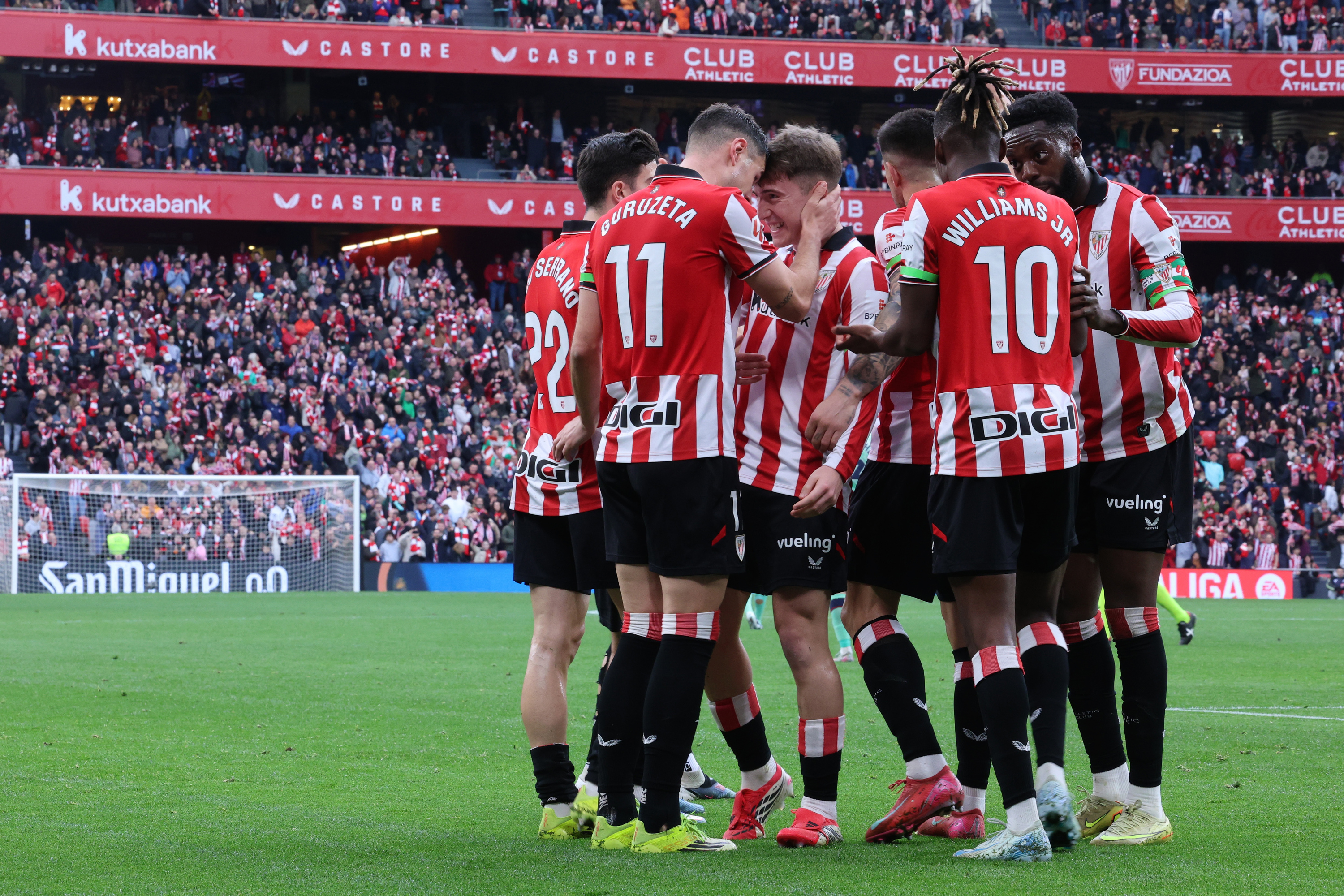 Athleticeko jokalariak Guruzetaren bi goletako bat ospatzen, gaur, San Mamesen. OSKAR MATXIN EDESA / FOKU