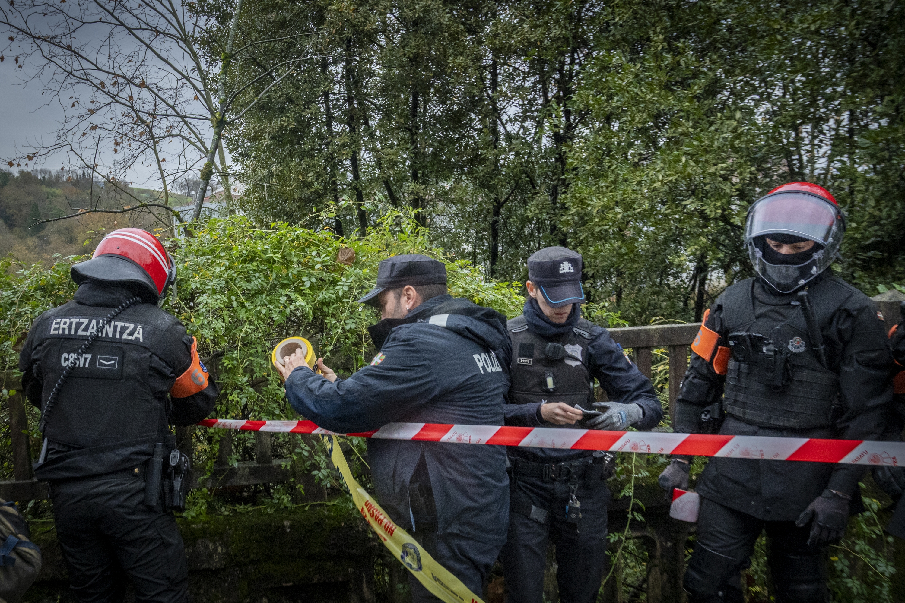 Ertzaintzako agente batzuk, artxiboko irudi batean. GORKA RUBIO / FOKU