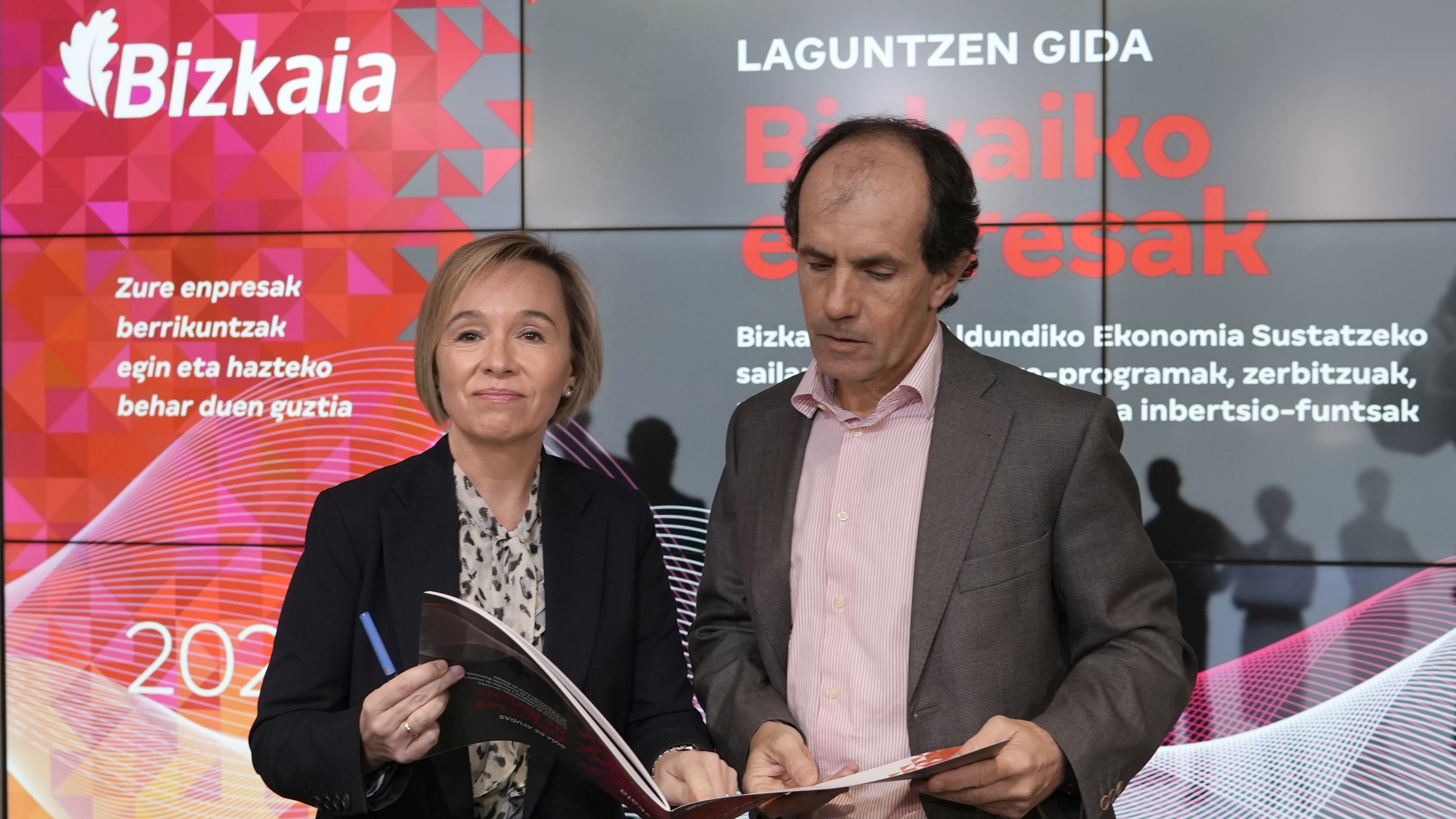 Ainara Basurko Bizkaiko Ekonomia Sustatzeko diputatua eta Joseba Mariezkurrena Ekintzailetza, Talentua eta Enpresen Lehiakortasuna Bultzatzeko foru zuzendaria, gaur, Bilbon. BERRIA