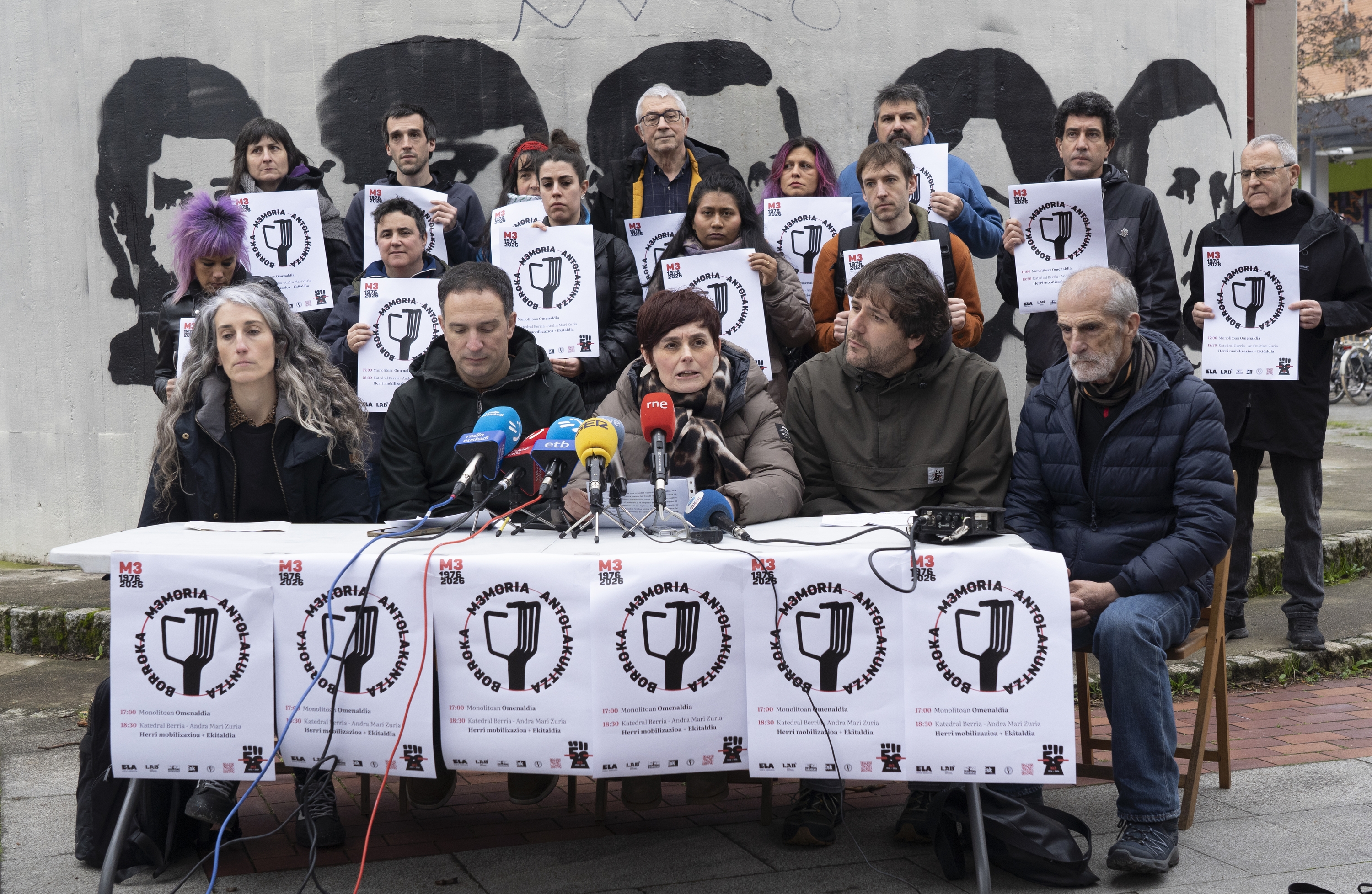 Steilas, ELA, LAB eta ESK sindikatuetako ordezkariak, Martxoak 3 elkarteko presidente Jose Luis Martinez Ocio ondoan dutela, Gasteizen egindako agerraldian. RAUL BOGAJO / FOKU