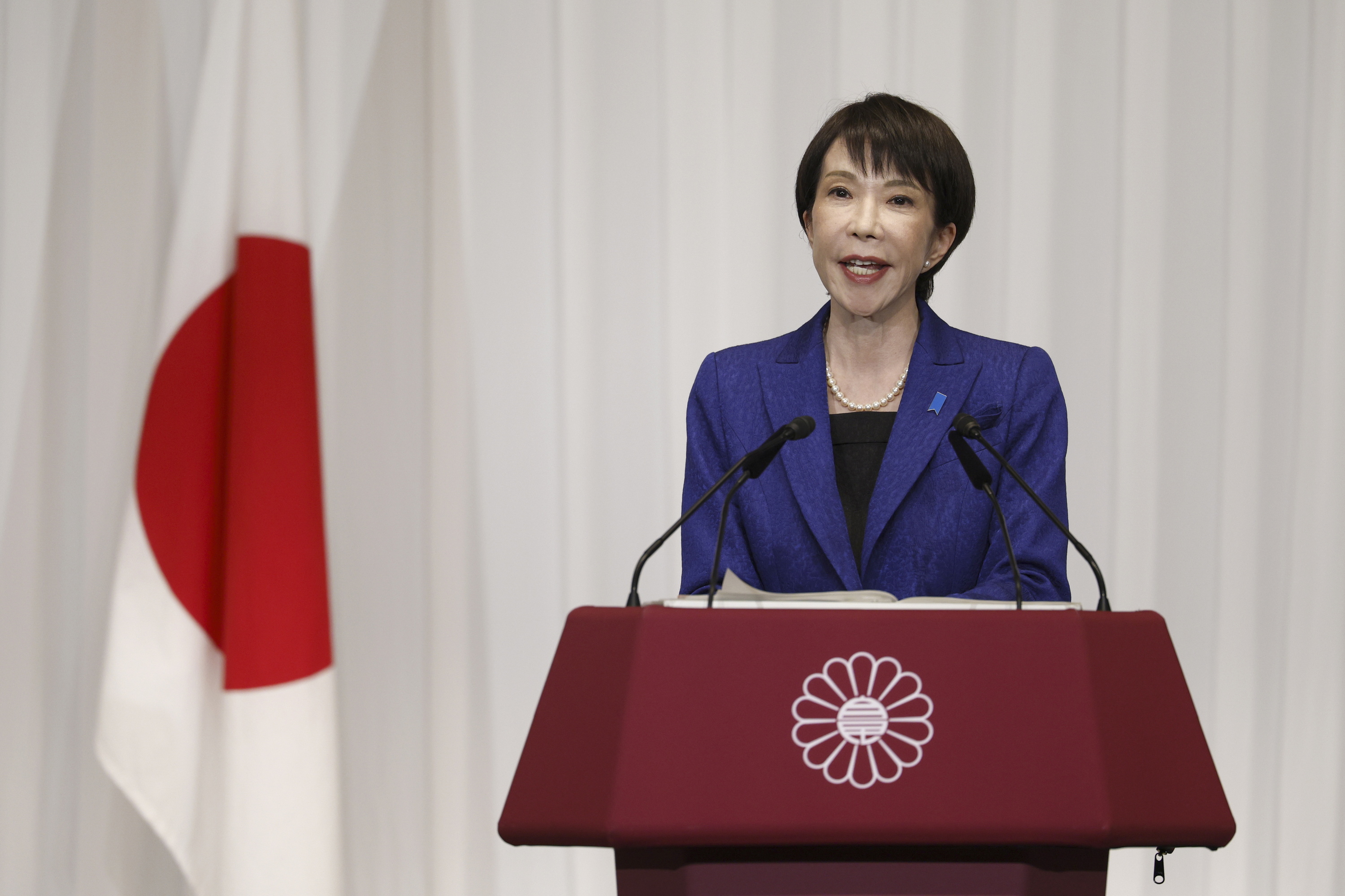 Sanae Takaichi agerraldi batean, gaur, Tokion. FRANCK ROBICHON / EFE