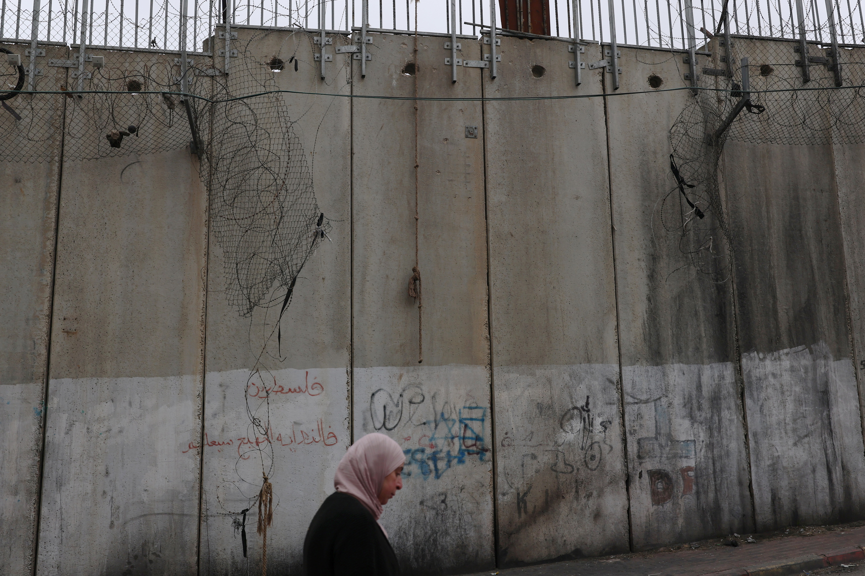 Emakume palestinar bat Zisjordaniako Al-Ram hirian, urtarrilean. ATEF SAFADI / EFE