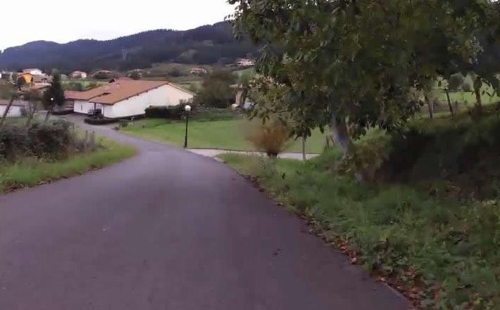 Landa eremuko errepide bat, Gamiz-Fikan, artxiboko irudi batean. BERRIA