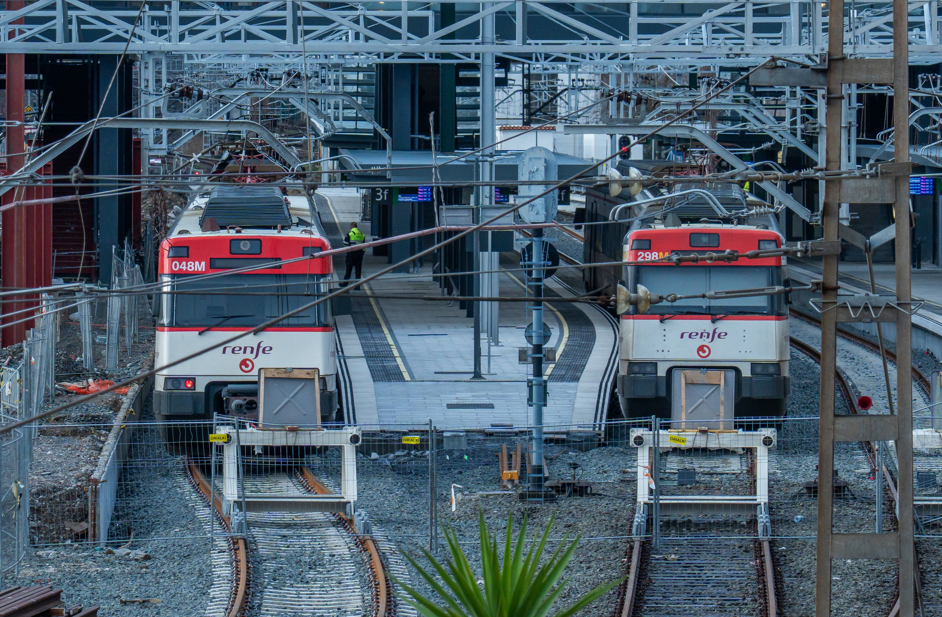 Bi tren gaur, Irungo geltokian, nasak hutsik daudela. ANDONI CANELLADA / FOKU