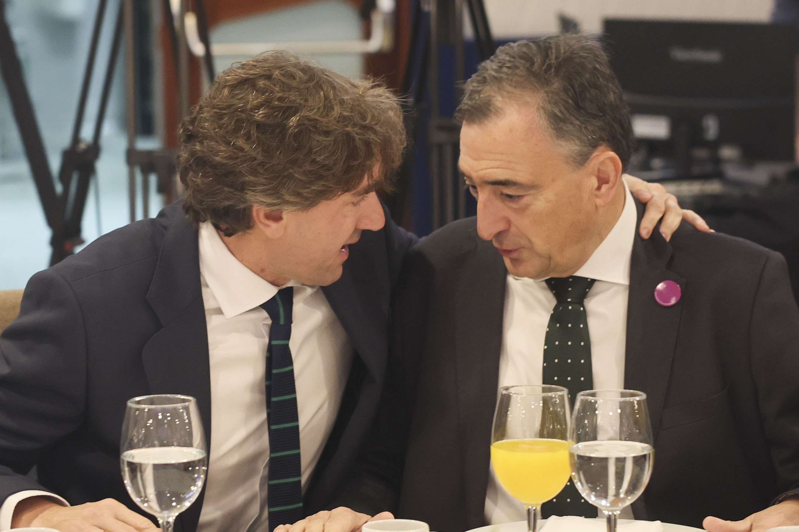 PSE-EEko idazkari nagusi Eneko Andueza eta EAJko presidente Aitor Esteban, iazko azaroan, Forum Europan. LUIS TEJIDO / EFE