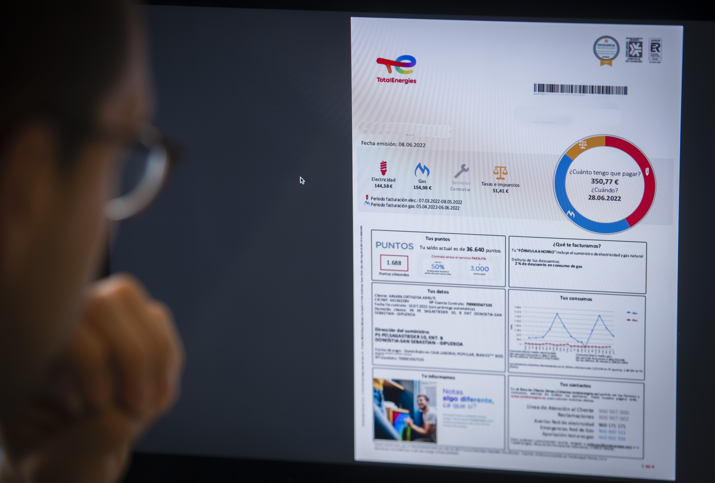 Pertsona bat argindar faktura bati begira, artxiboko irudi batean. GORKA RUBIO / FOKU