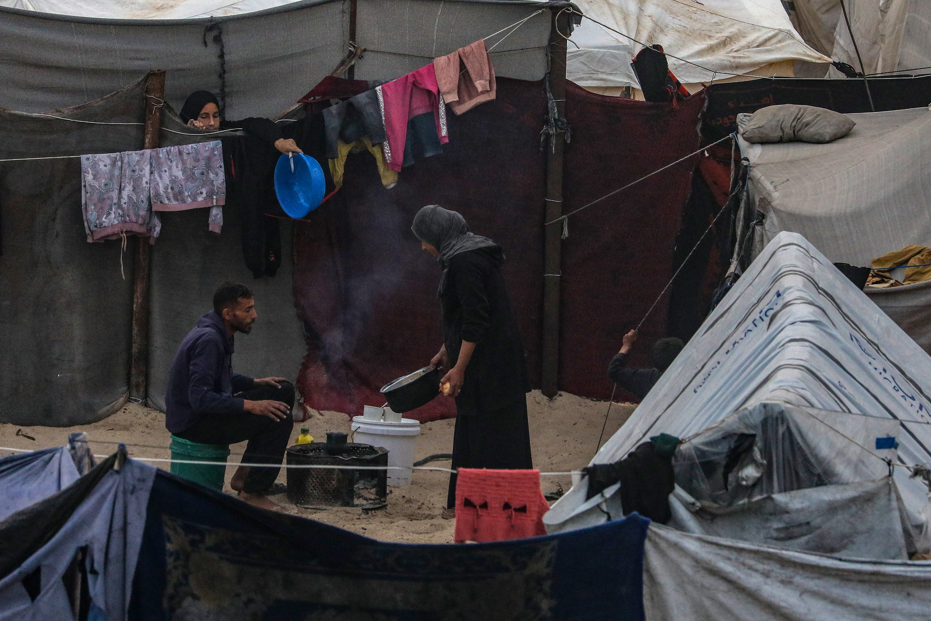 Palestinar batzuk Gaza hiriko errefuxiatu gune batean, atzo. MOHAMMED SABER / EFE