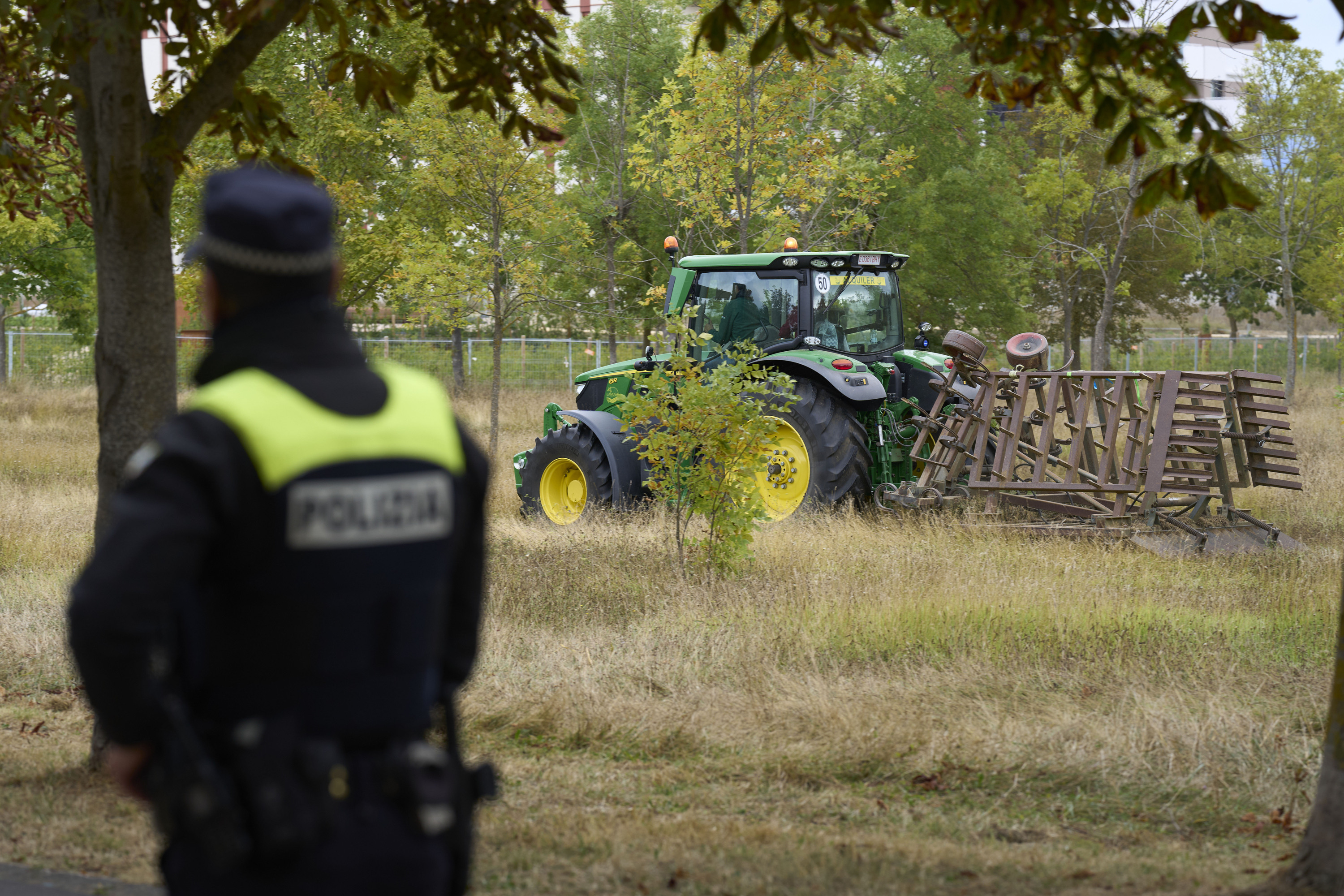 Gasteizko Udalak 2025eko irailaren 10ean Olarizuko belarra zapaltzeko kontrataturiko traktorea, udaltzainek zainduta. ADRIAN RUIZ HIERRO / EFE