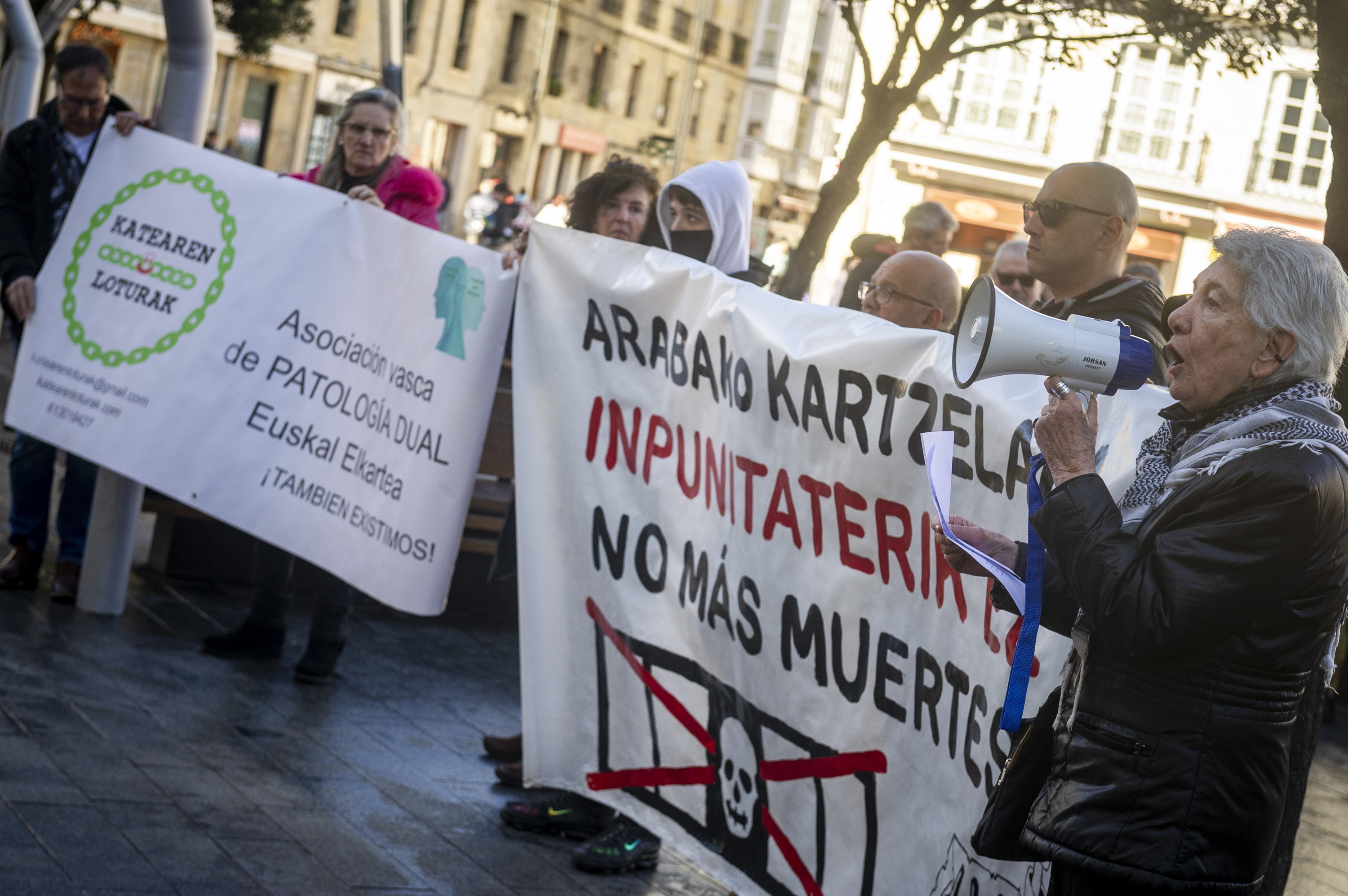 Salhaketak Zaballan hildako preso baten heriotza salatzeko egindako kontzentrazioa, artxiboko irudi batean. JAIZKI FONTANEDA / FOKU