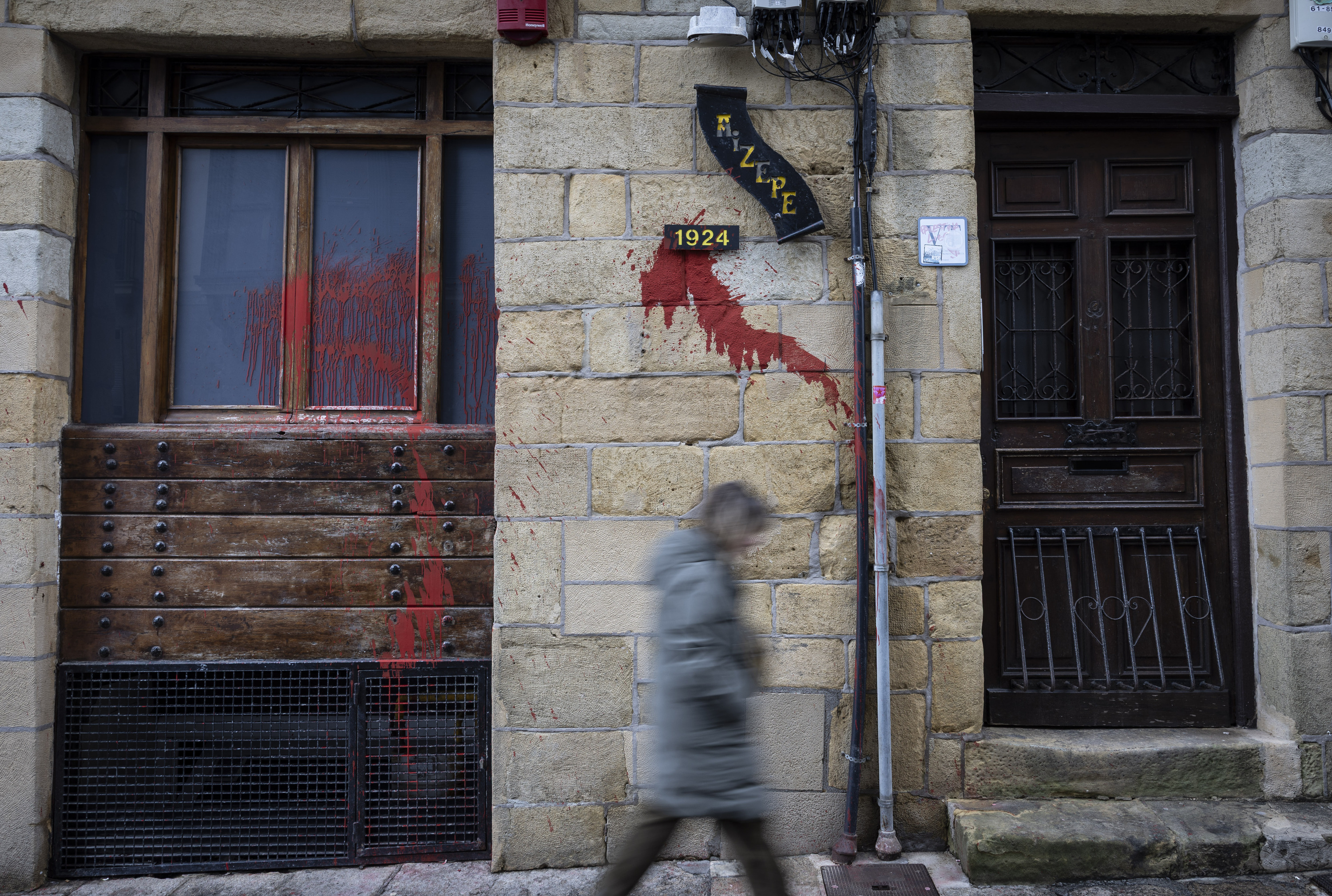 Ernaik Donostiako Aizepe elkartearen kanpoaldean egindako margoketa, gaur goizean, Parte Zaharrean. JAVIER ETXEZARRETA / EFE