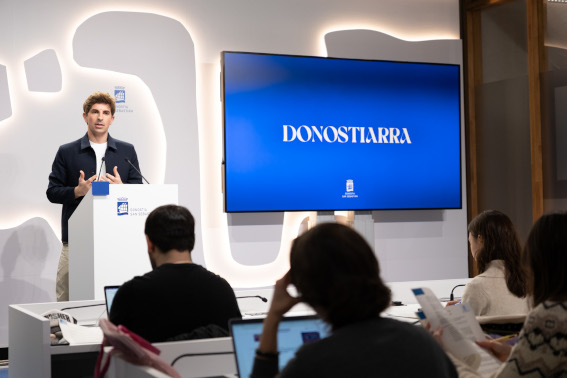 Jon Insausti Donostiako alkatea, gaur goizean, Etxebizitza Behatokia aurkezteko agerraldian. DONOSTIAKO UDALA