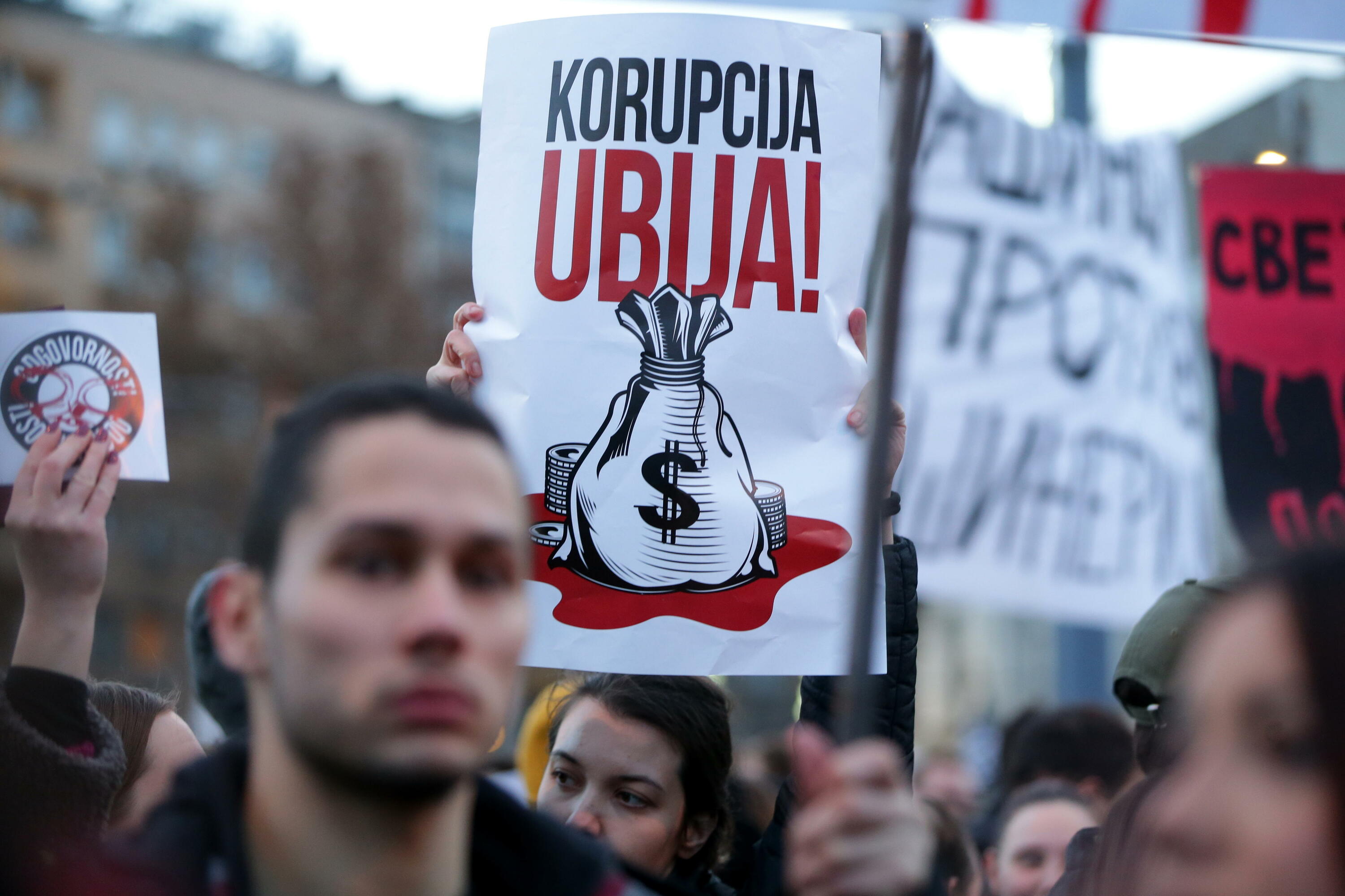 Ustelkeriaren kontrako manifestazio bat Serbian, artxiboko argazki batean. ANDREJ CUKIC / EFE