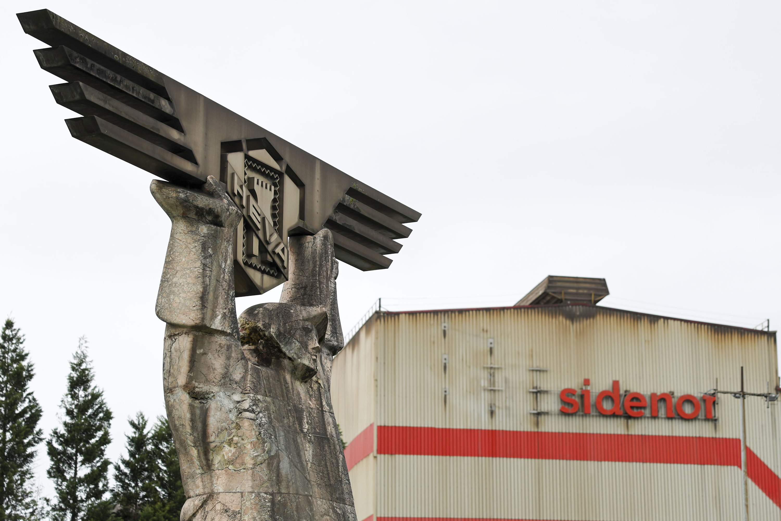 Sidenorrek Basaurin duen egoitzako sarrera. LUIS TEJIDO  / EFE