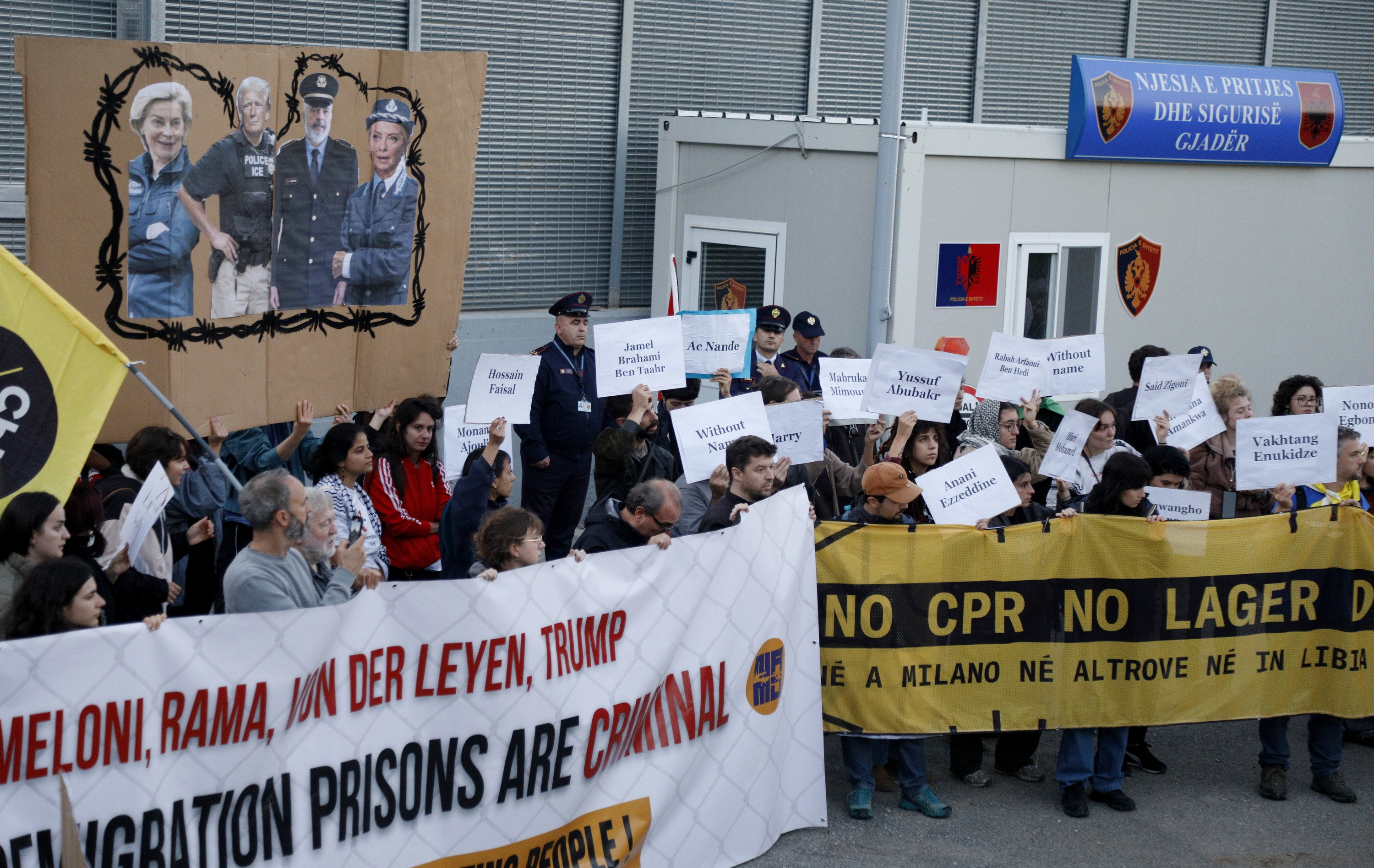 Manifestazio bat Albaniako deportazio zentro baten aurrean, azaroan. ALTON DIBRA / EFE