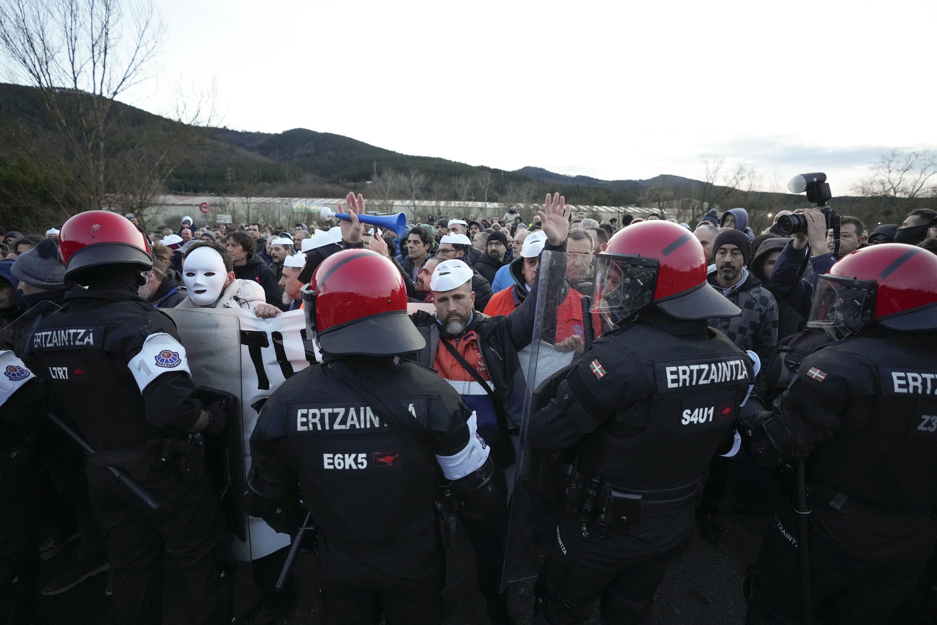 Tubos Reunidoseko Amurrioko lantegiko beharginak protestan, atzo. ADRIAN RUIZ HIERRO / EFE