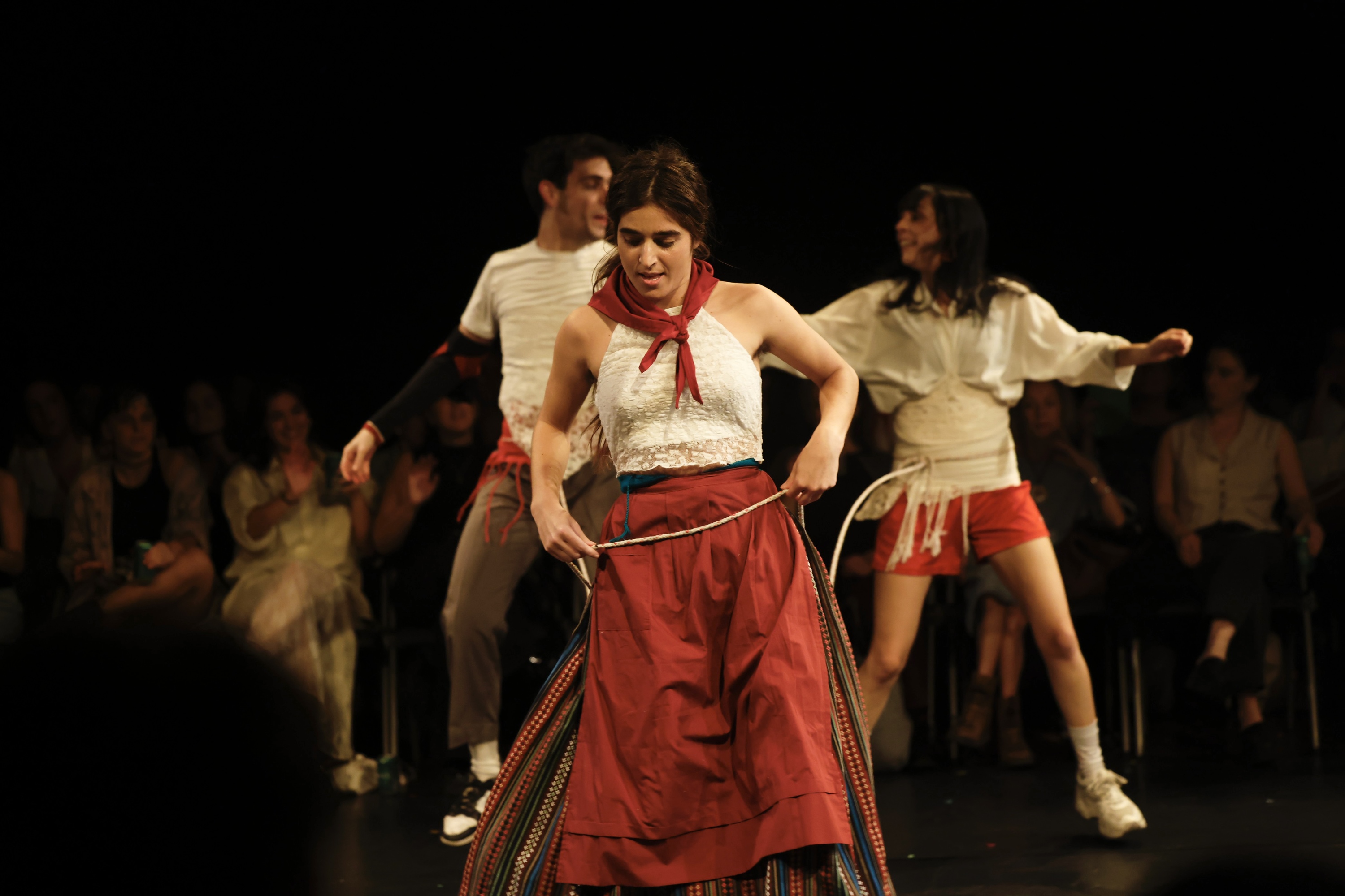 Harreman konpainiaren 'Enbor(r)rak' antzezlanaren irudi bat. PABILOI 6