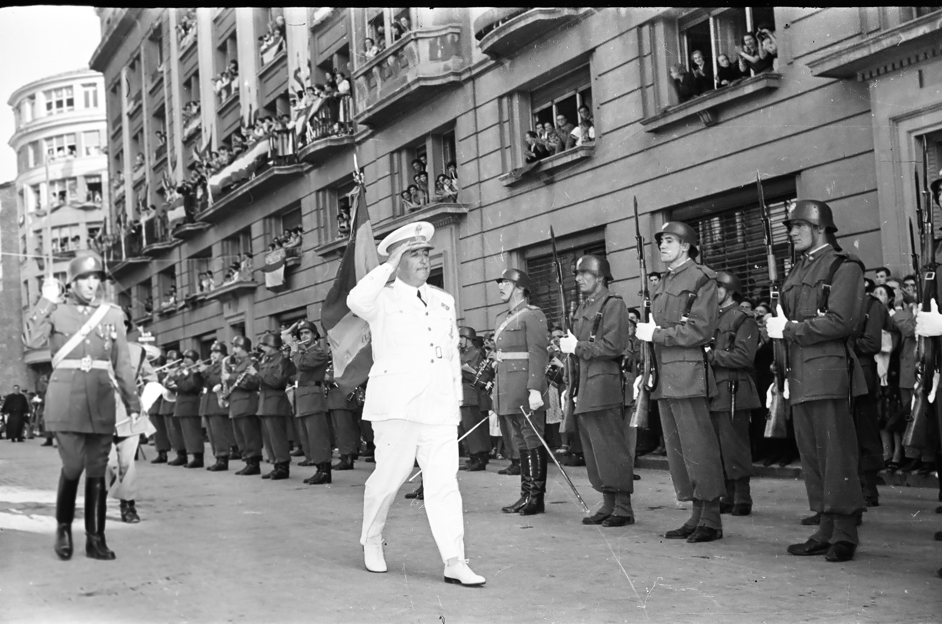 Francisco Franco diktadorea, Gasteizen, Olagibel kaleko administrazio zibilaren eraikinen inaugurazio ekitaldian, 1953an. ARABAKO ARTXIBOA