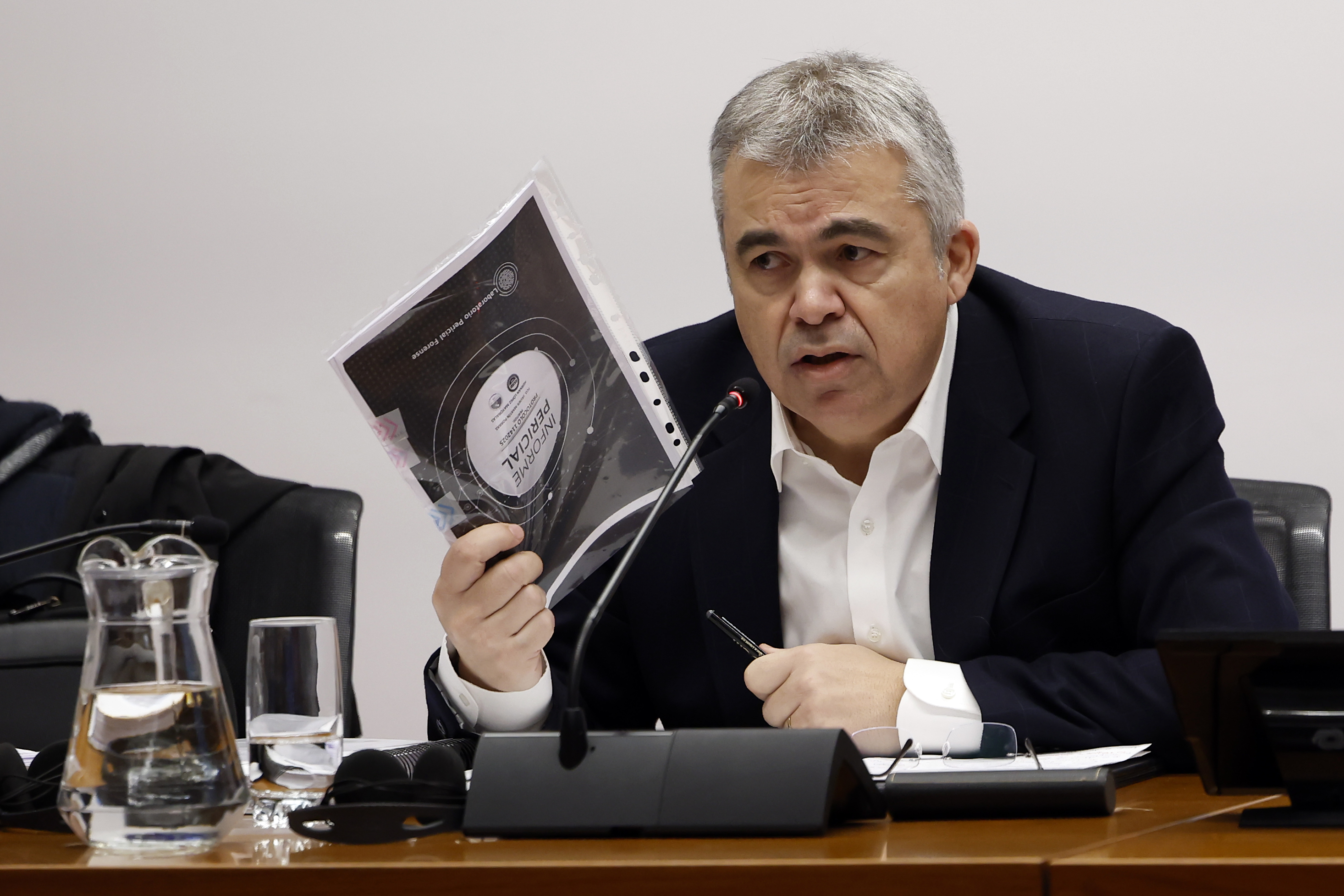 Santos Cerdan, gaur, ikerketa batzordean, txosten bat erakusten. JESUS DIGES / EFE